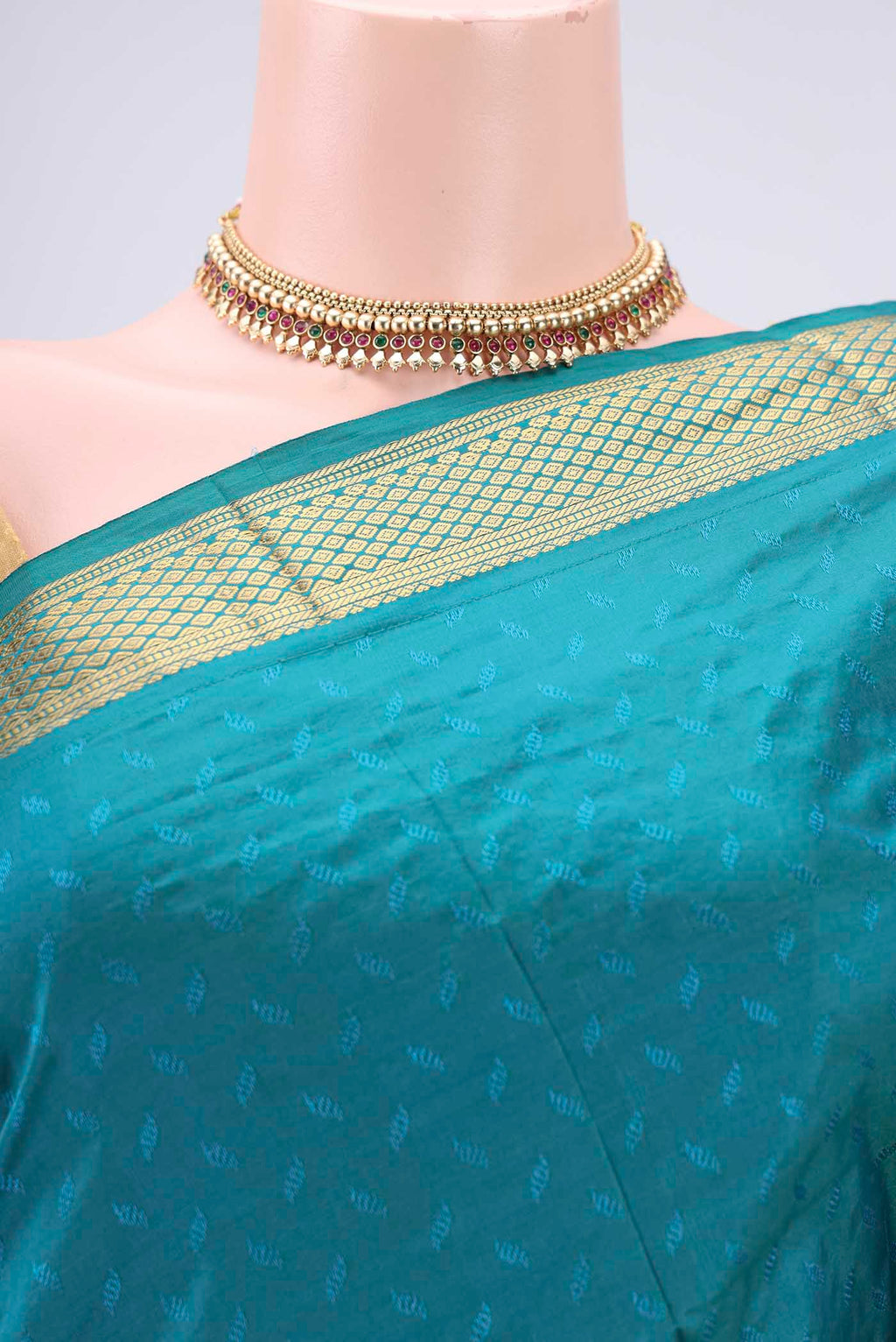 Border image of Sea Green Dual Tone Bangalore Silk Saree with Jacquard design on the body and Zari Border. 