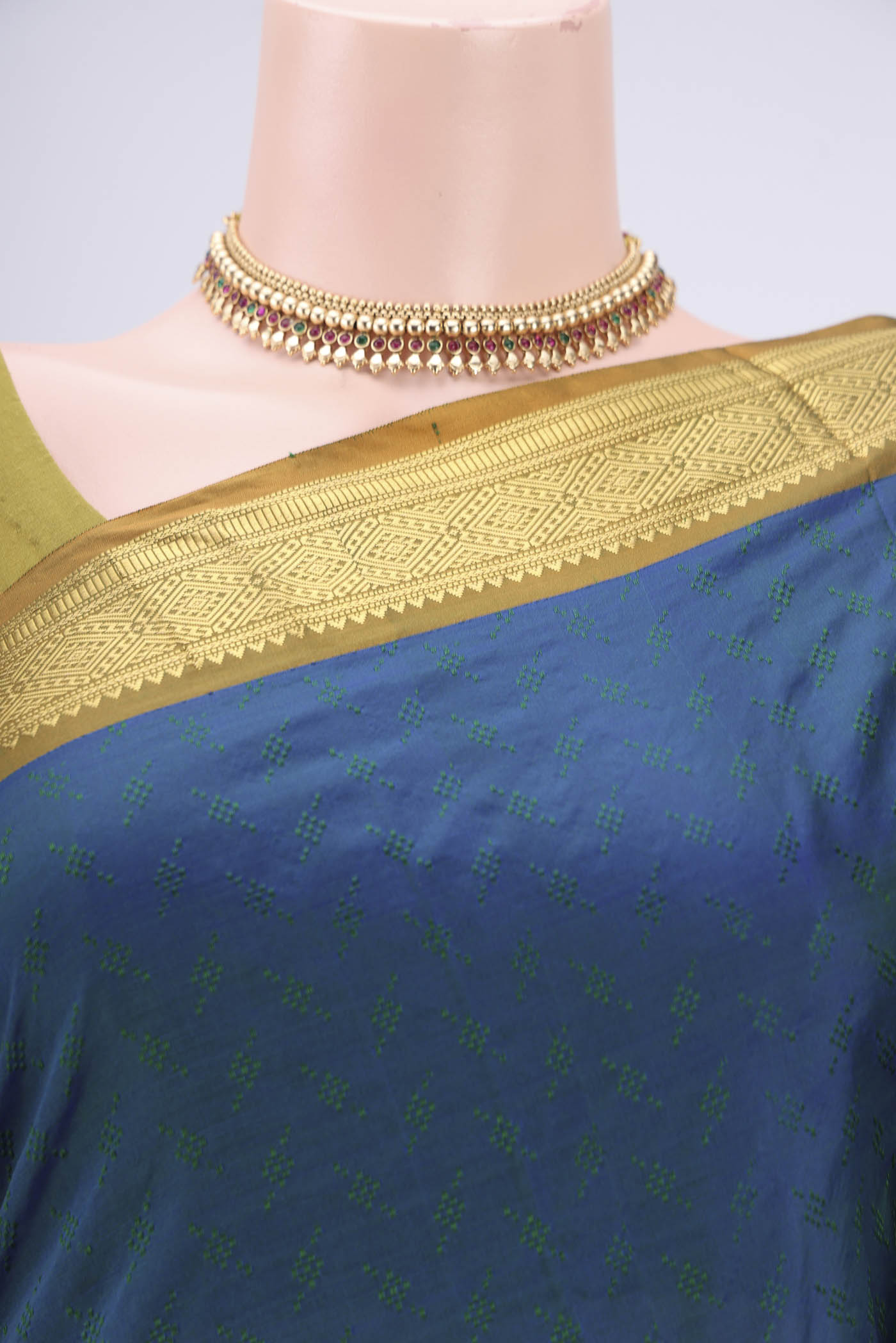 Border image of Peacock Blue Dual Tone Bangalore Silk Saree with Jacquard design on the body and Zari Border. 