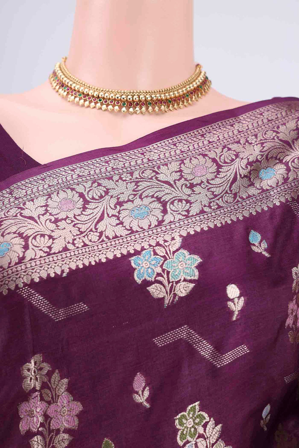 Border image of Burgundy Banarasi Raw Silk Saree with Zari And Thread Butta on the body and Zari And Thread Border. 