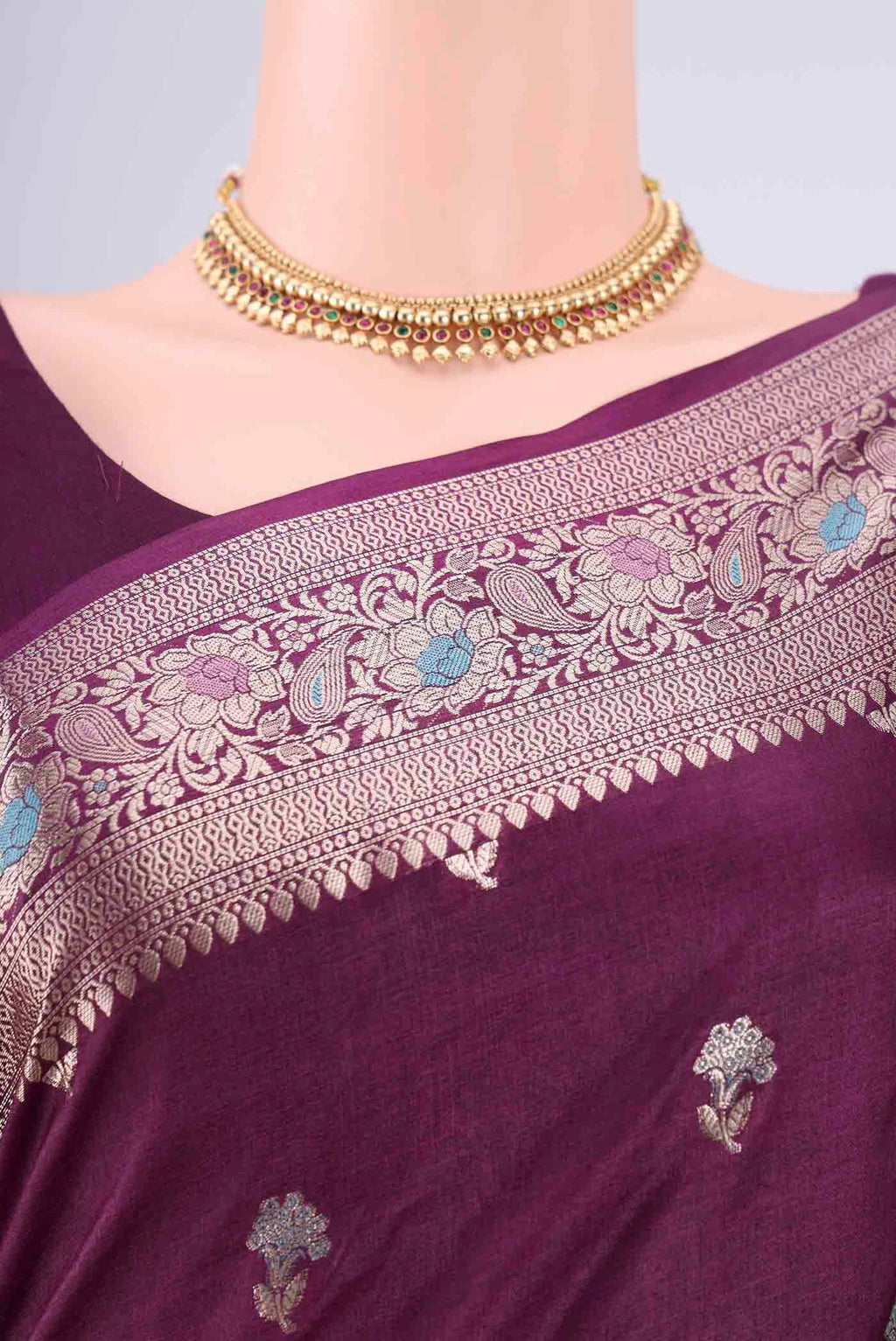 Border image of Magenta Banarasi Tussar Silk Saree with Zari And Thread Butta on the body and Zari And Thread Border. 
