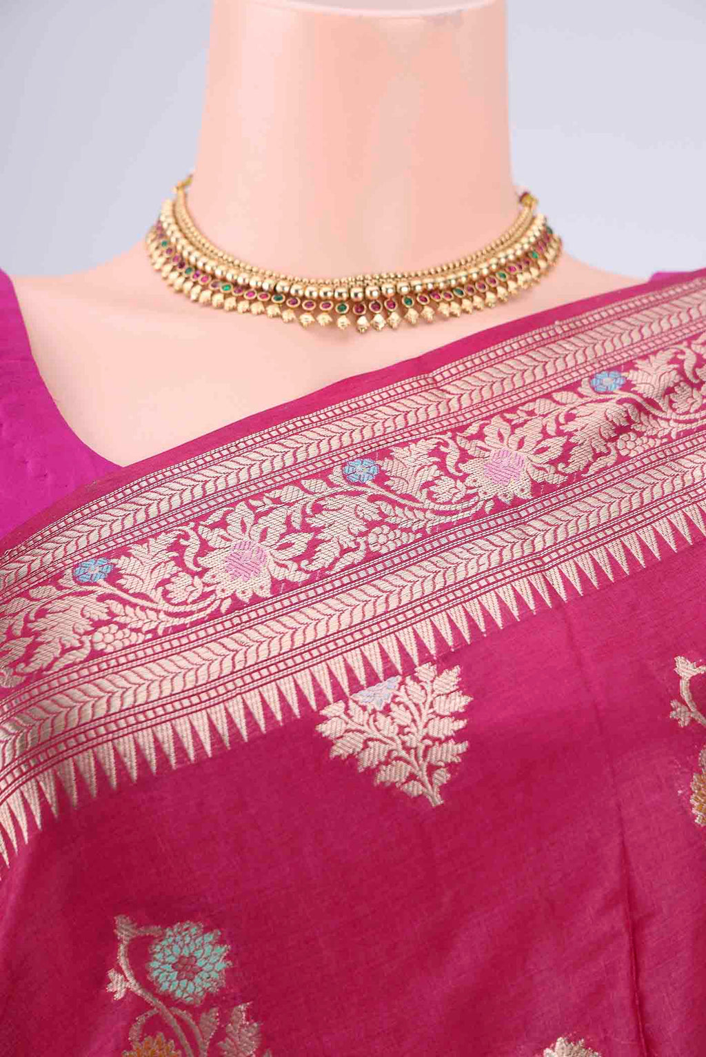 Border image of Rani Pink Banarasi Tussar Silk Saree with Zari And Thread Butta on the body and Zari And Thread Border. 