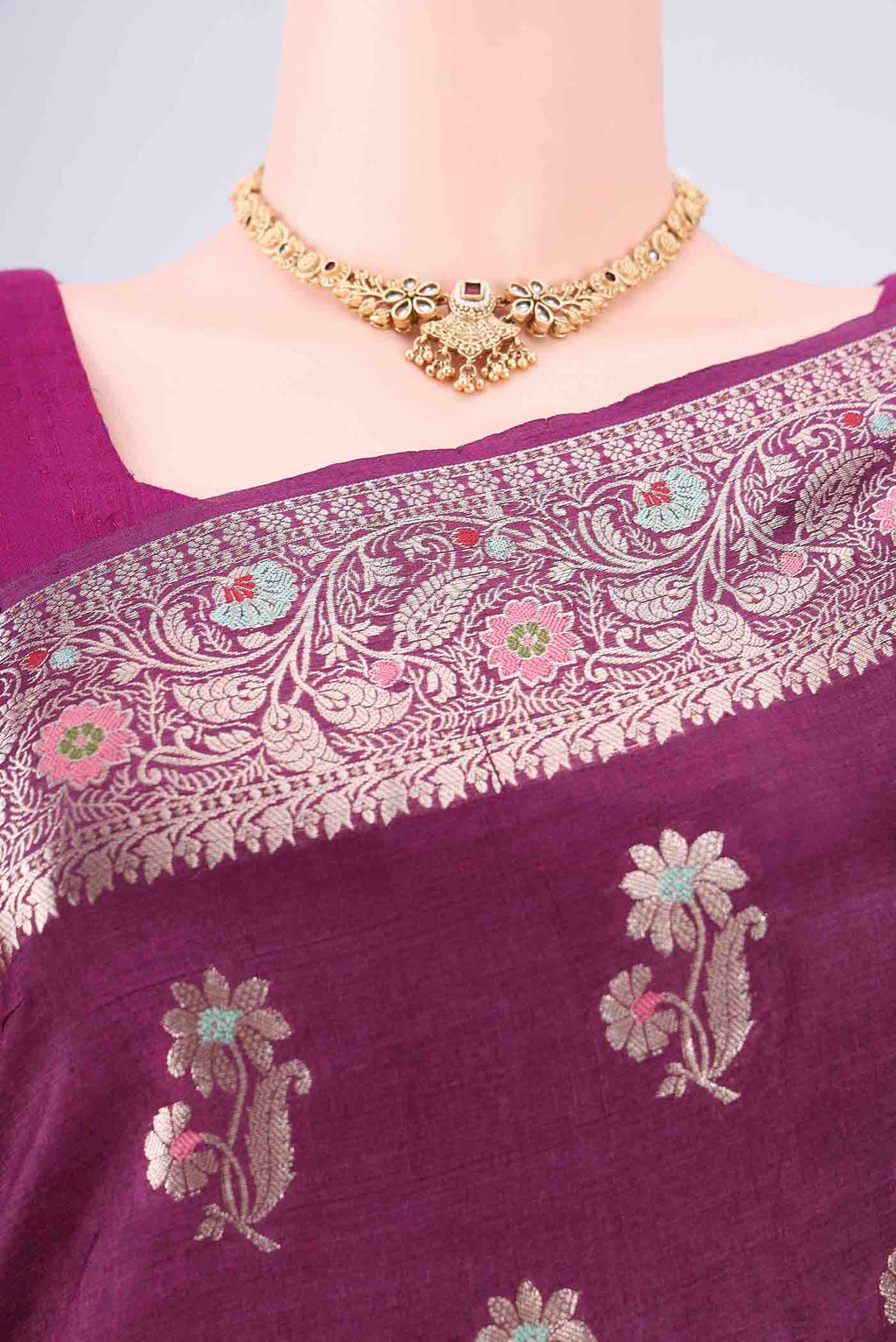 Border image of Burgundy Banarasi Tussar Silk Saree with Zari And Thread Butta on the body and Zari Border. 