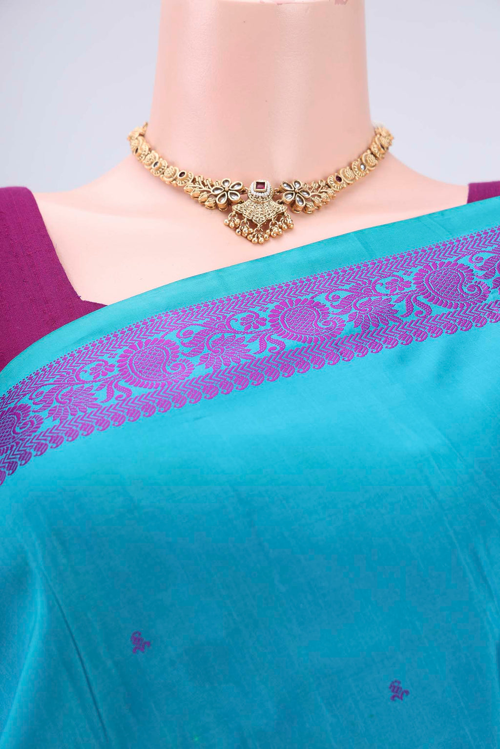 Border image of Blue Kanchipuram Silk Saree with Thread Butta on the body and Thread Border. 