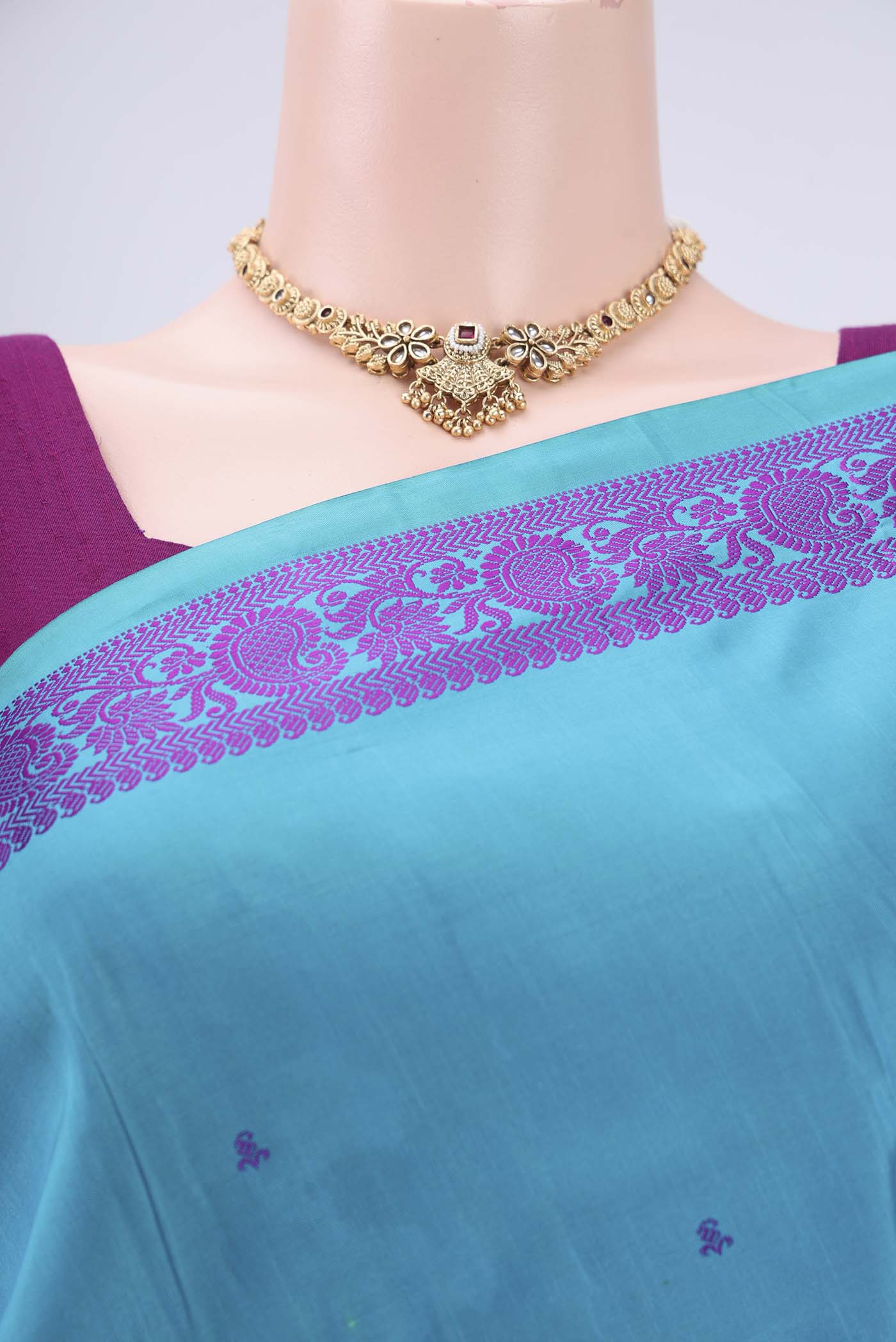 Border image of Blue Kanchipuram Silk Saree with Thread Butta on the body and Thread Border. 