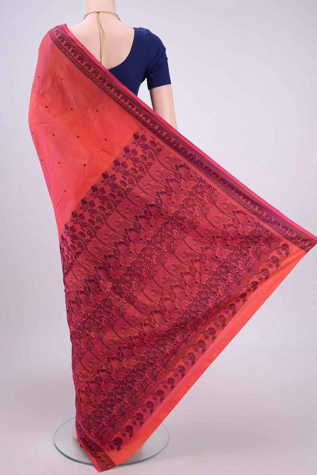 Flat view of Dark Pink Dual Tone Kanchipuram Silk Saree with Thread Butta on the body and Thread Border. 