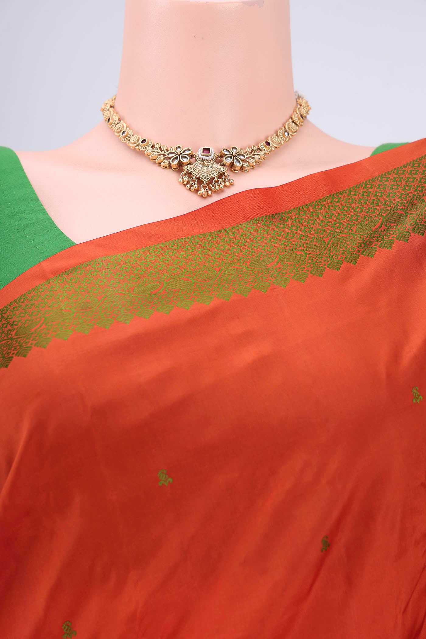 Border image of Rust Kanchipuram Silk Saree with Thread Butta on the body and Thread Border. 