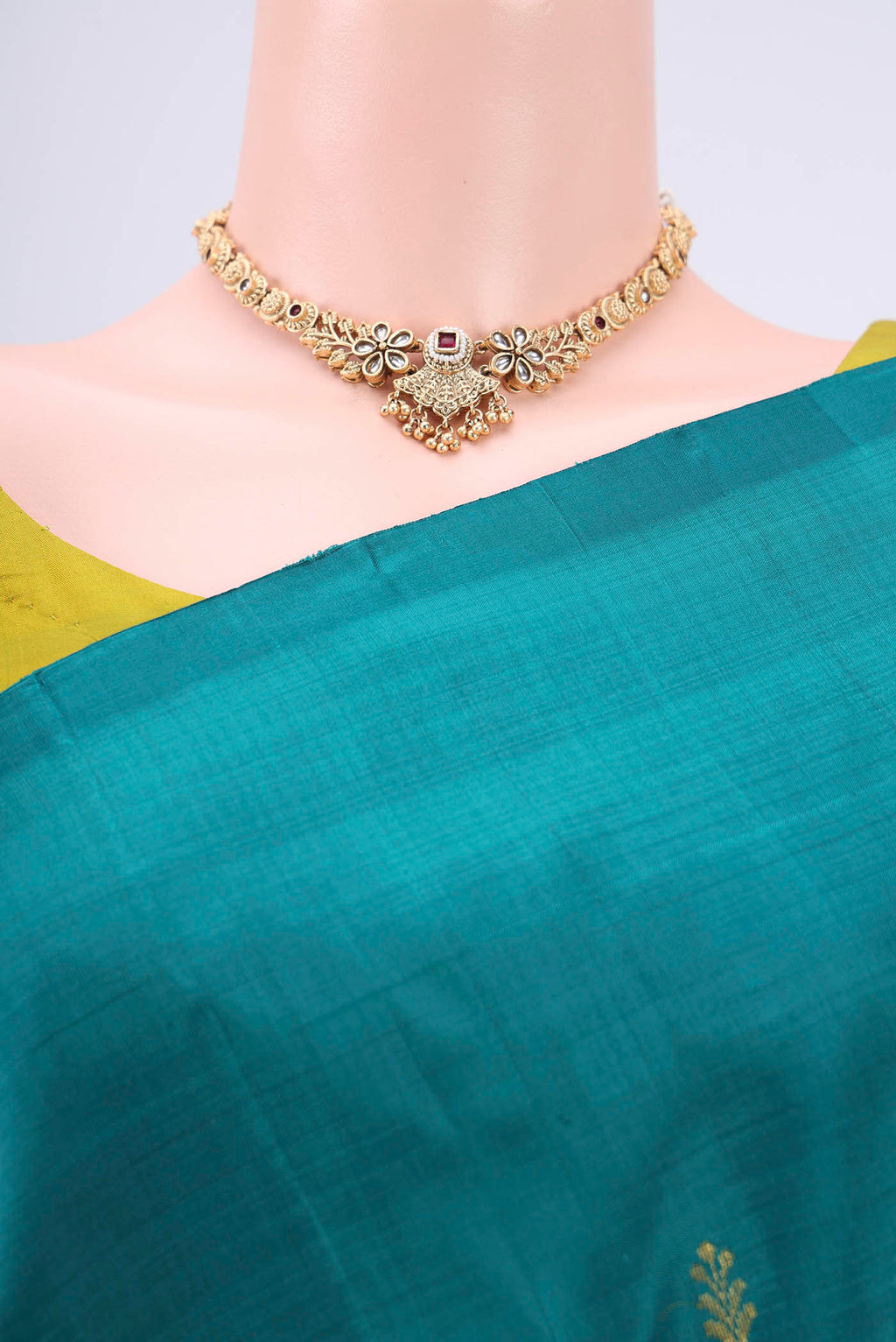 Border image of Green Kanchipuram Silk Saree with Zari Butta on the body and One Side Border. 