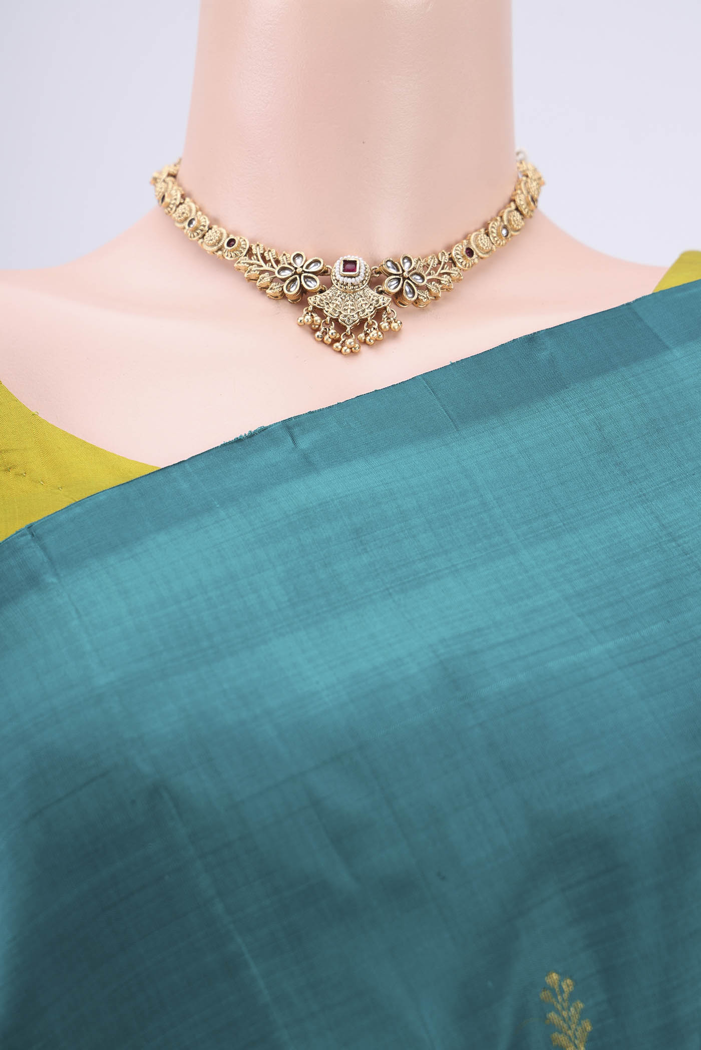 Border image of Green Kanchipuram Silk Saree with Zari Butta on the body and One Side Border. 