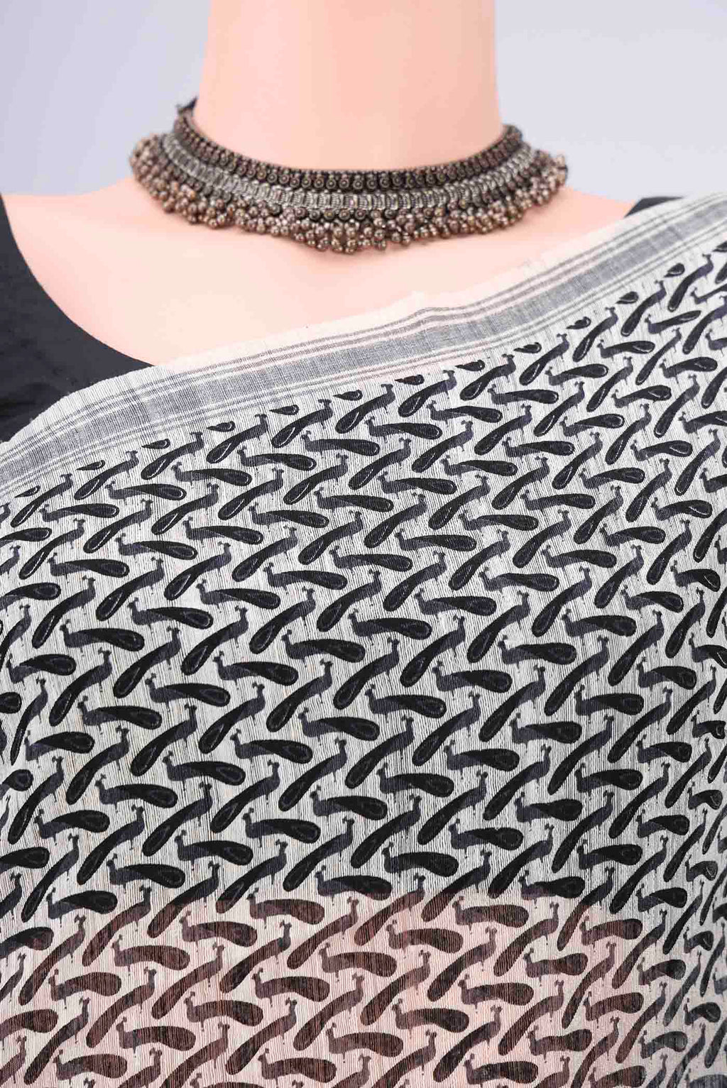 Border image of Off White Tussar Silk Saree with Bird Print on the body and Plain Border. 