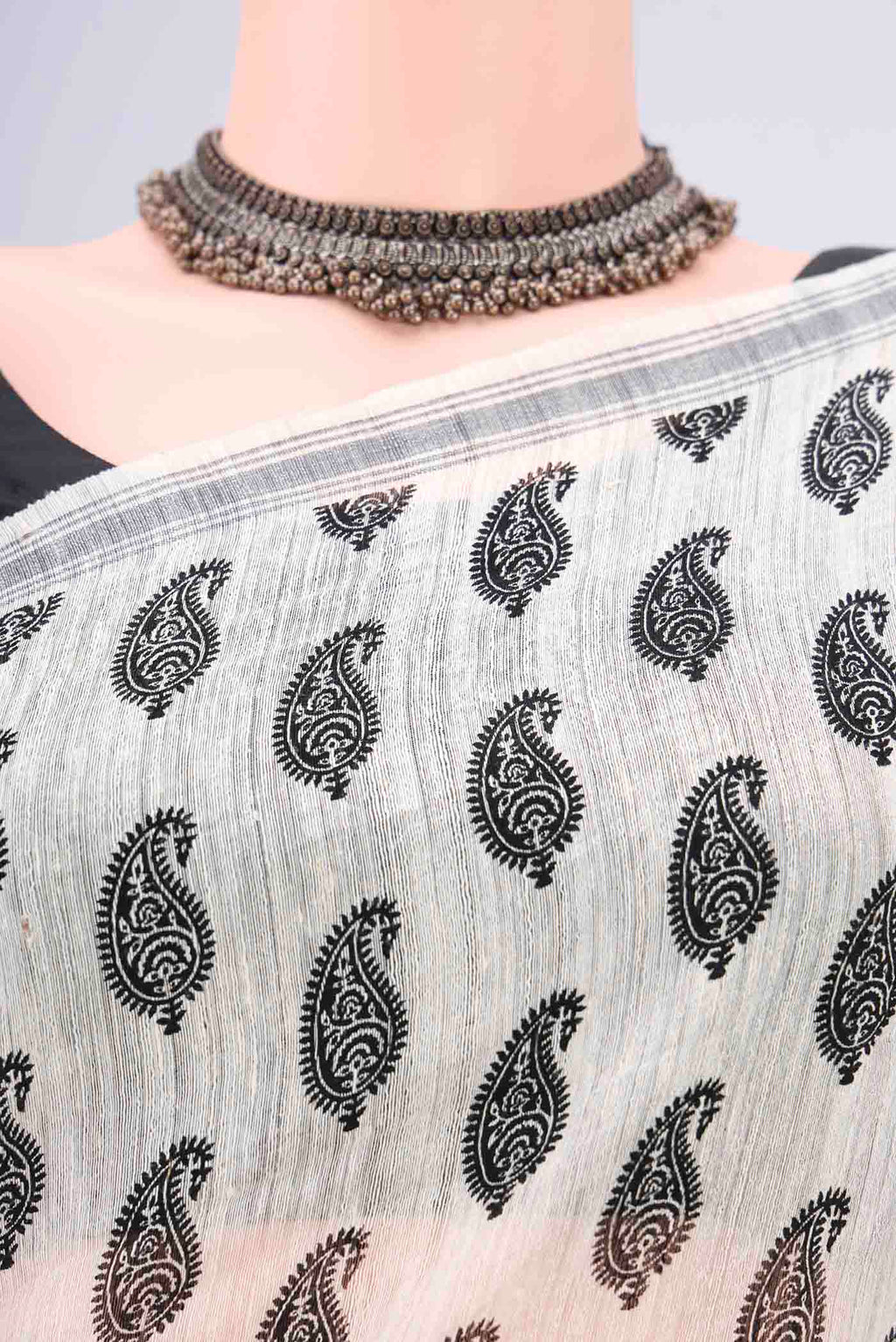 Border image of Off White Tussar Silk Saree with Printed design on the body and Plain Border. 