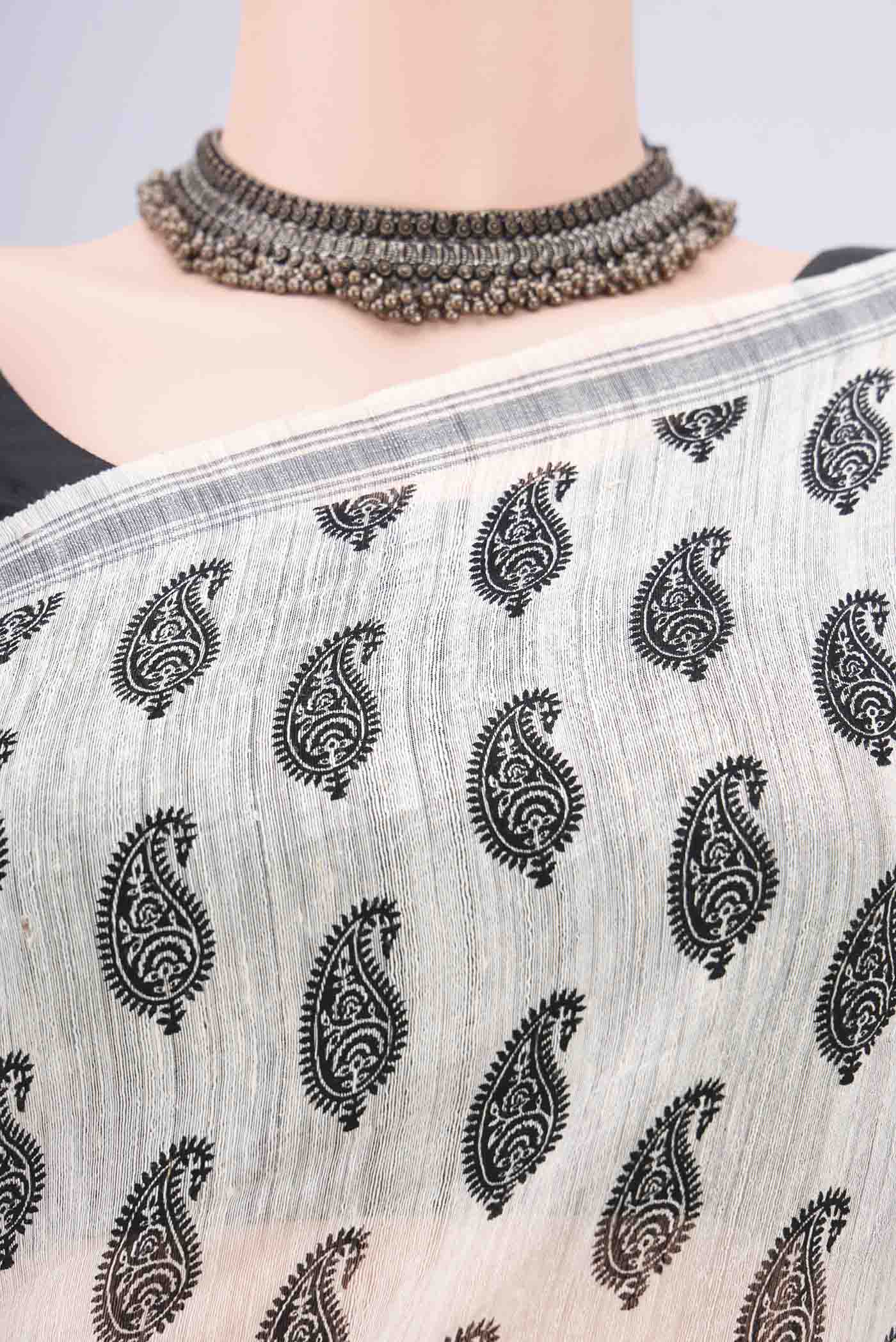 Border image of Off White Tussar Silk Saree with Printed design on the body and Plain Border. 
