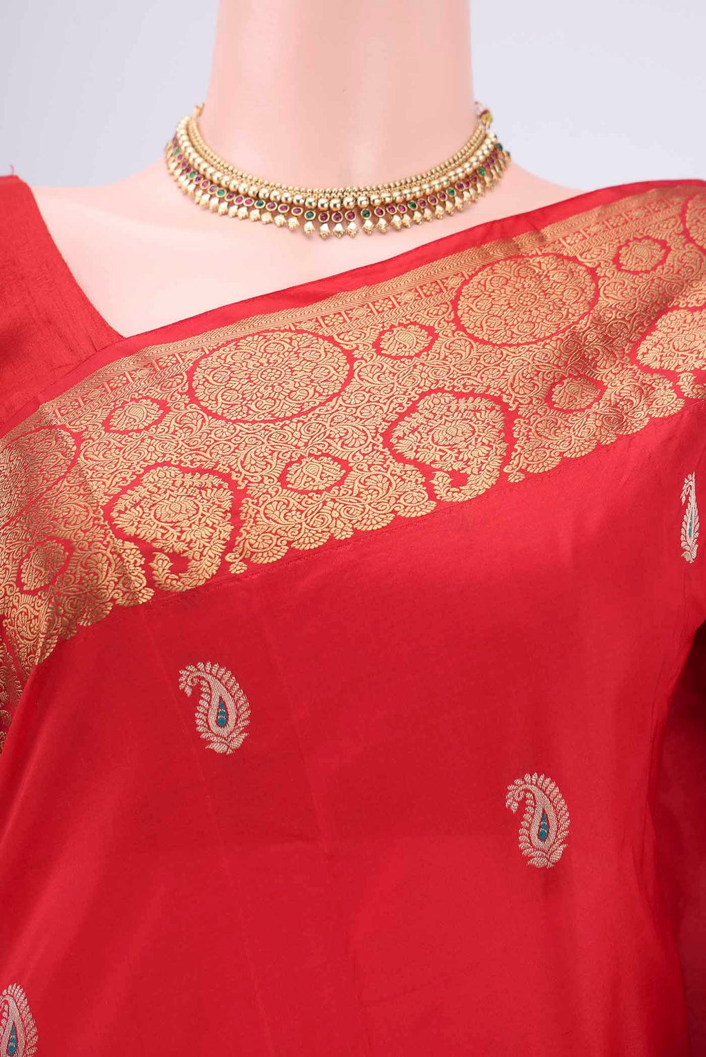 Border image of Red Dual Tone Blended Bangalore Silk Saree with Zari And Thread Butta on the body and Zari Border. 