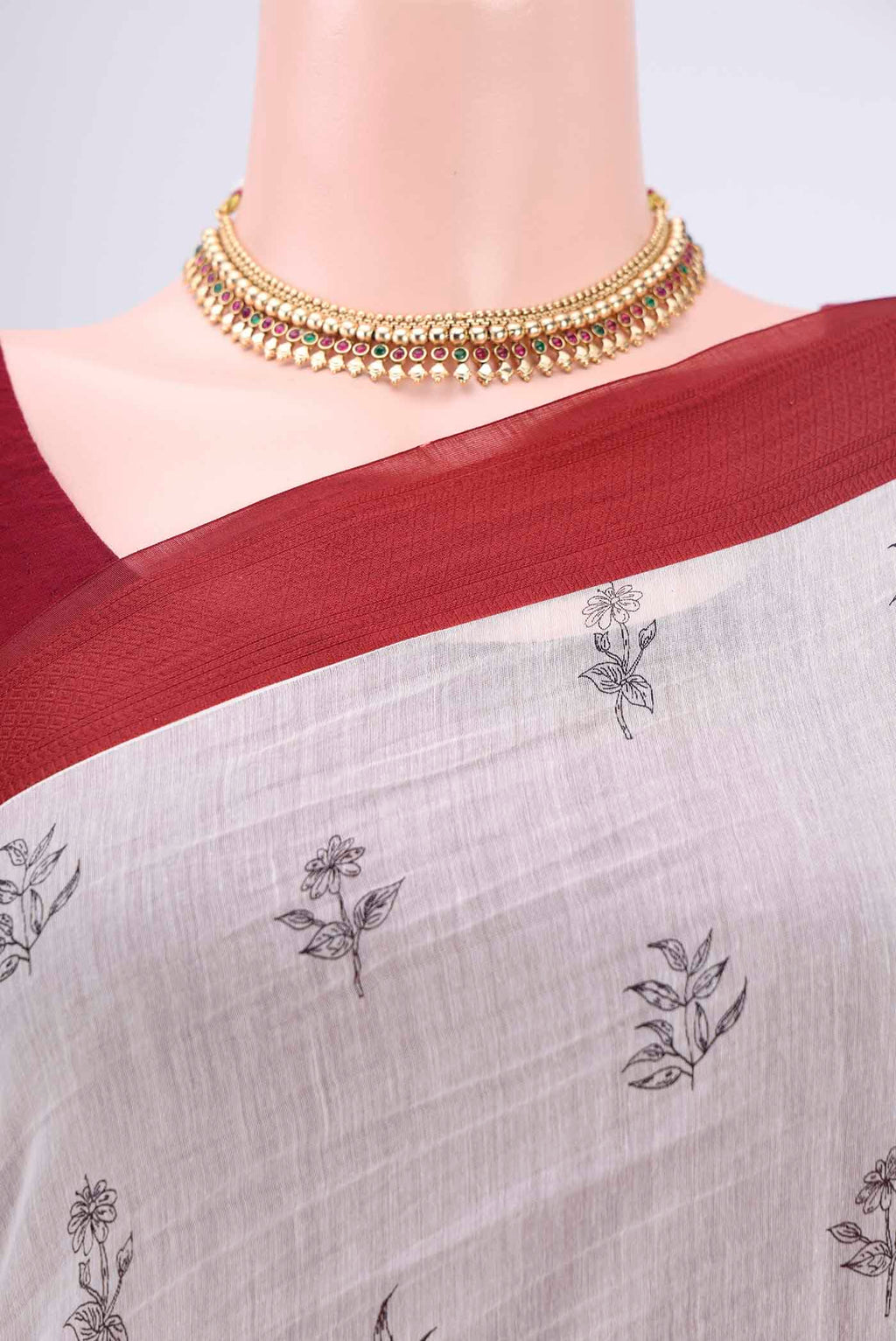 Border image of White Silk Cotton Saree with Printed design on the body and Plain Border. 