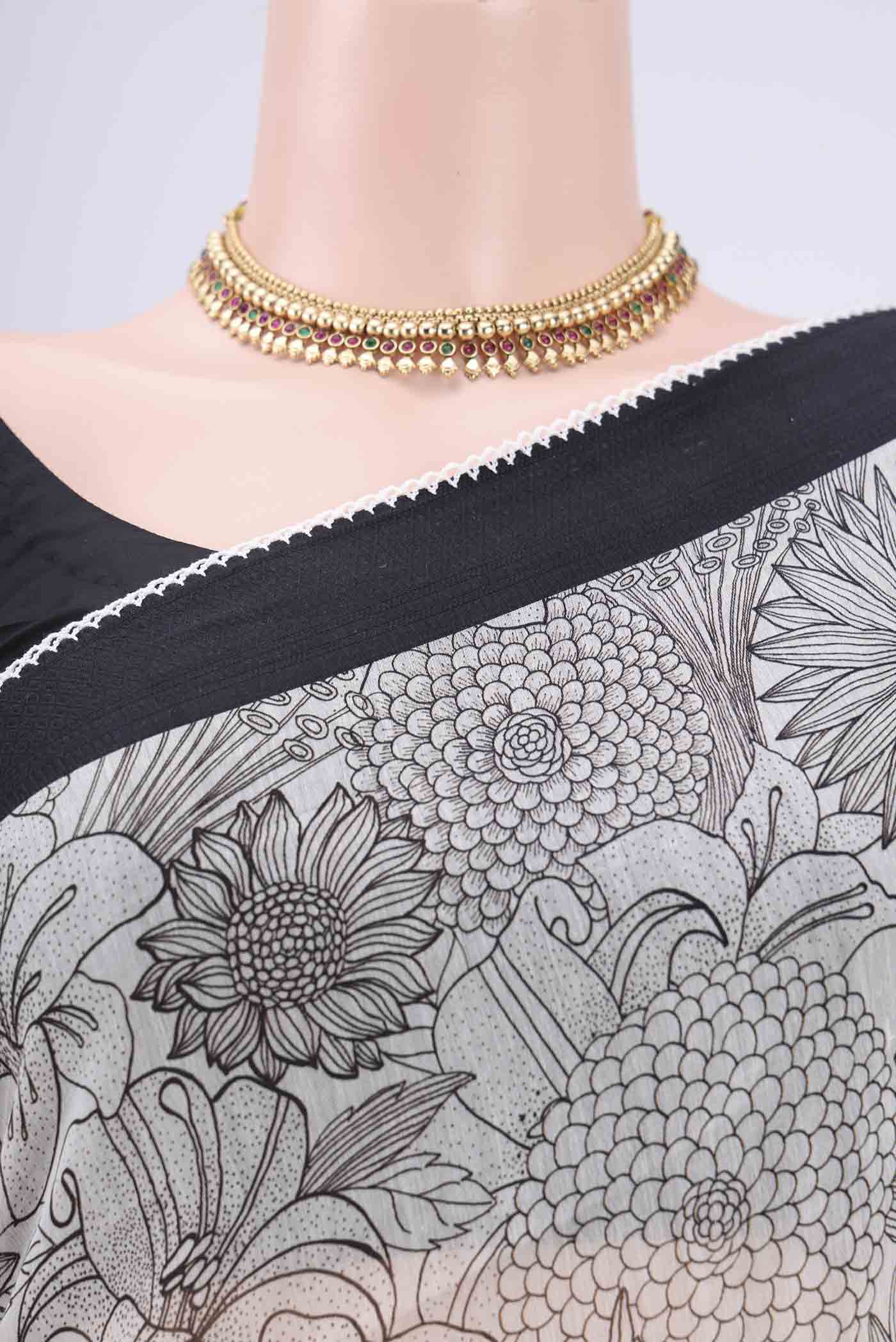 Border image of White Silk Cotton Saree with Printed design on the body and Plain Border. 