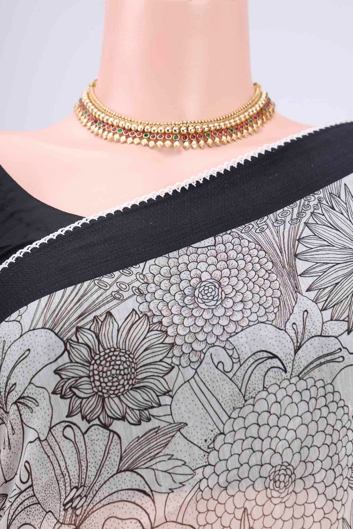 Border image of White Silk Cotton Saree with Printed design on the body and Plain Border. 