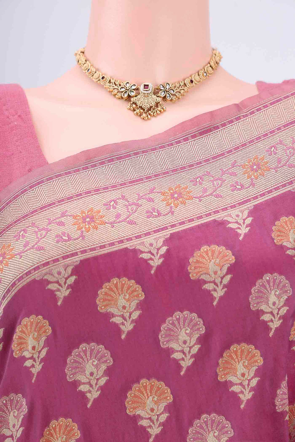 Border image of Light Magenta Banarasi Silk Saree with Zari And Thread Butta on the body and Zari Border. 