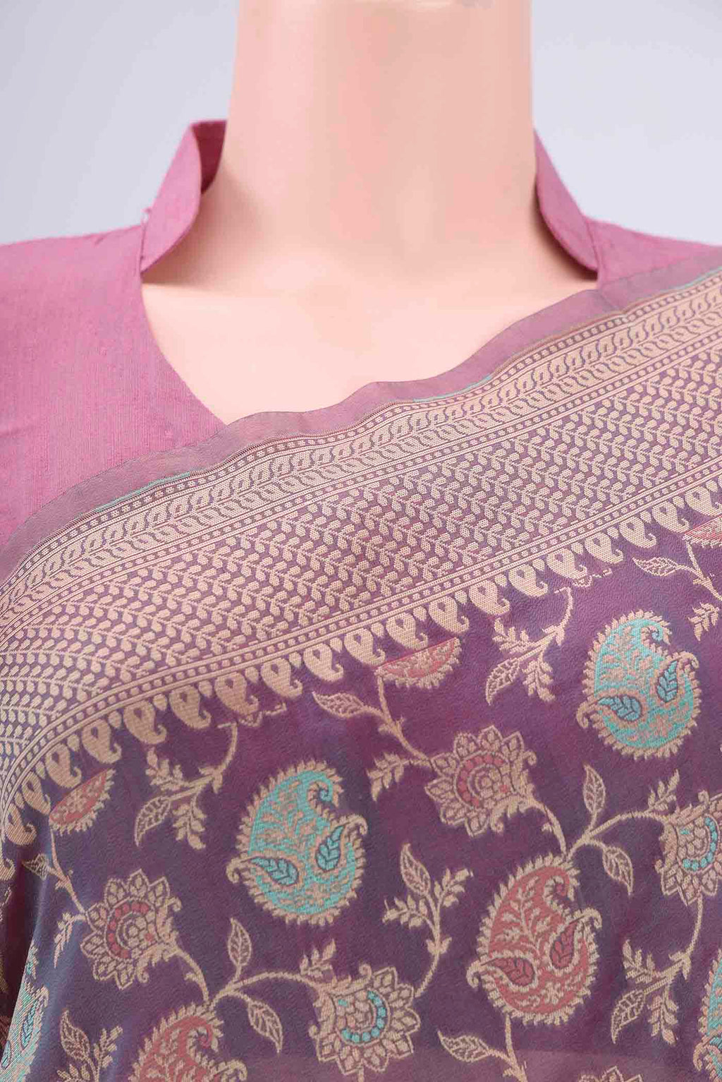 Border image of Light Magenta Dual Tone Banarasi Silk Saree with Thread Brocade on the body and Thread Border. 