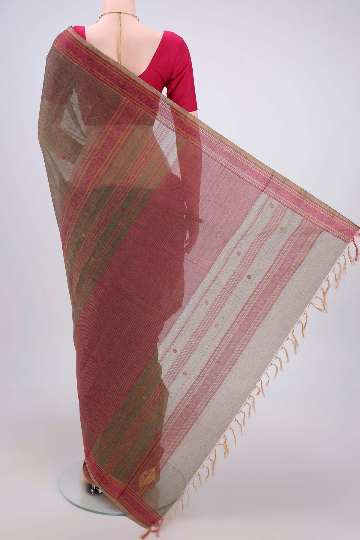 Flat view of Davys Grey Kanchi Cotton Saree with Thread Butta on the body and Thread Border. 