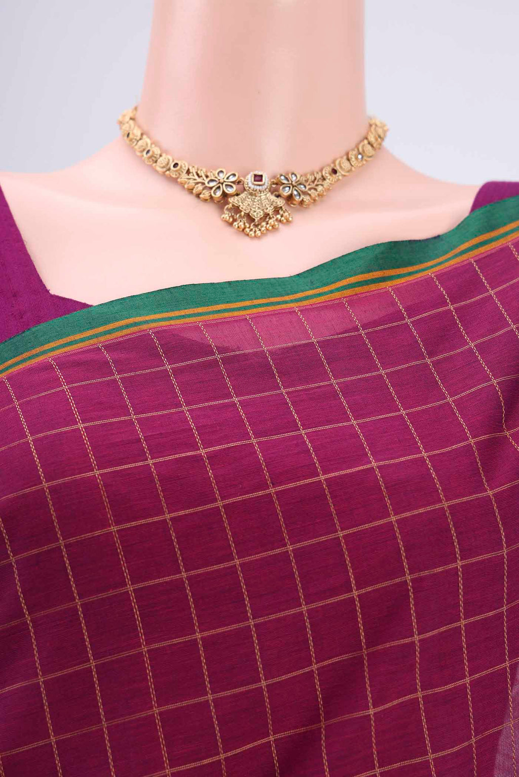 Border image of Magenta Coimbatore Cotton Saree with Thread Butta on the body and Thread Border. 