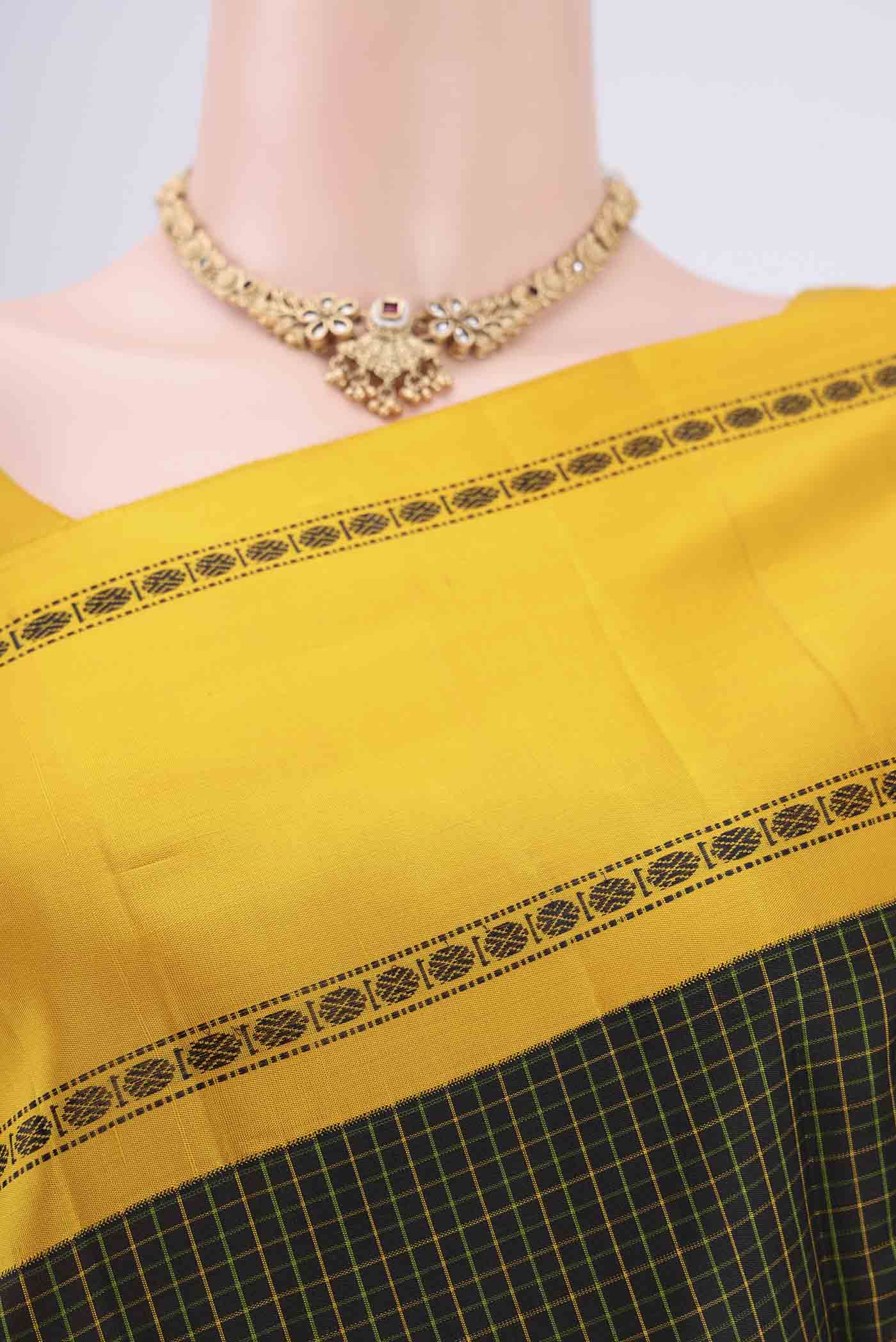 Border image of Black Dual Tone Kanchipuram Silk Saree with Checked design on the body and Ganga Jamuna Border. 