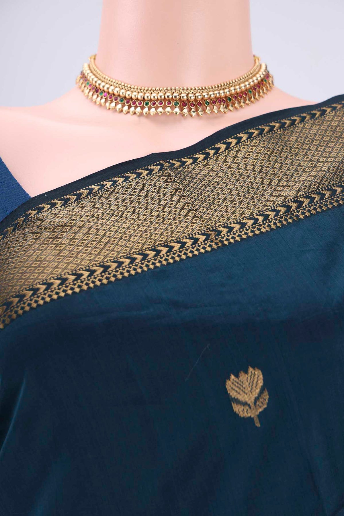 Border image of Dark Blue Maheshwari Silk Cotton Saree with Plain Body and Zari Border. 