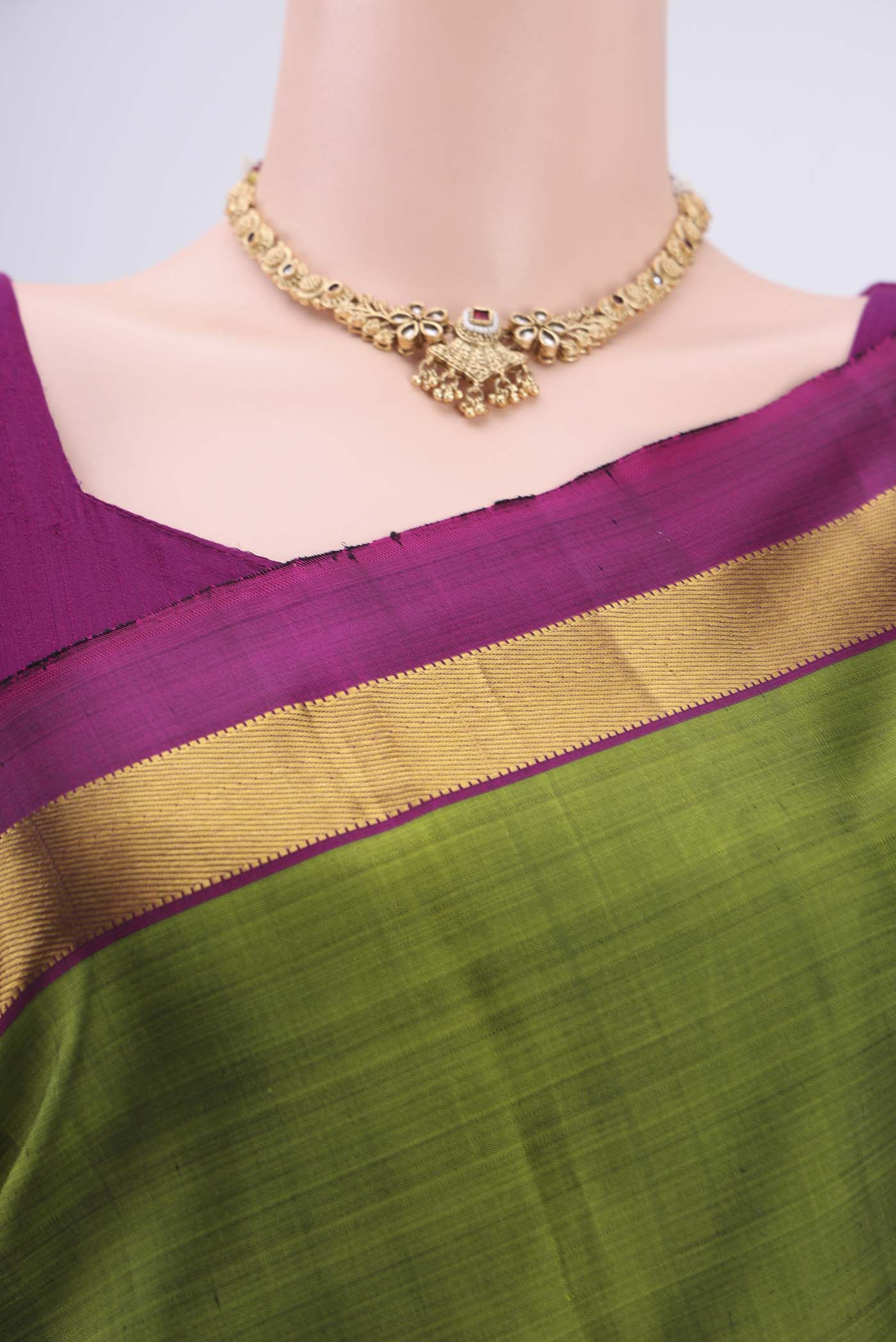 Border image of Mehandi Green Dual Tone Kanjivaram Silk Saree with Plain Body and Zari Border. 