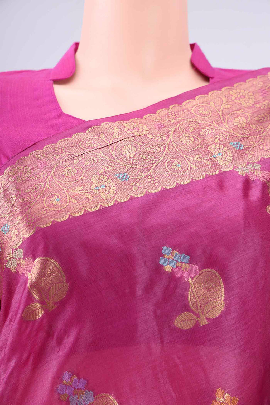 Border image of Magenta Banarasi Tussar Silk Saree with Zari And Thread Butta on the body and Zari And Thread Border. 