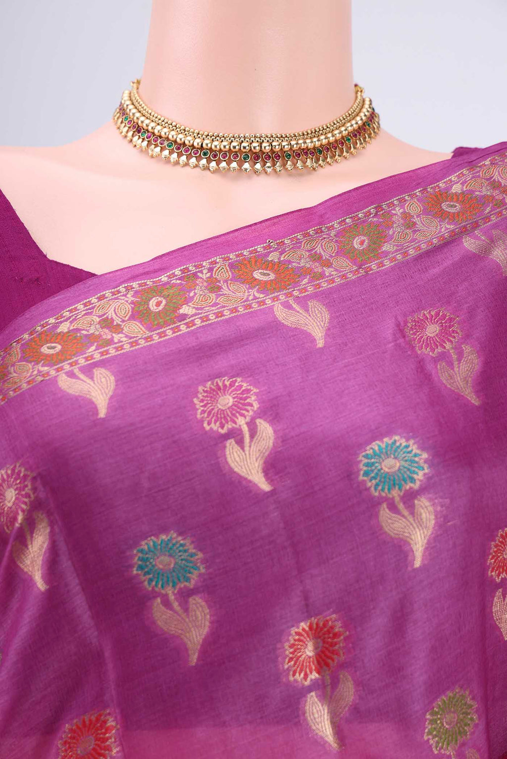 Border image of Light Magenta Banarasi Raw Silk Saree with Zari And Thread Butta on the body and Zari And Thread Border. 