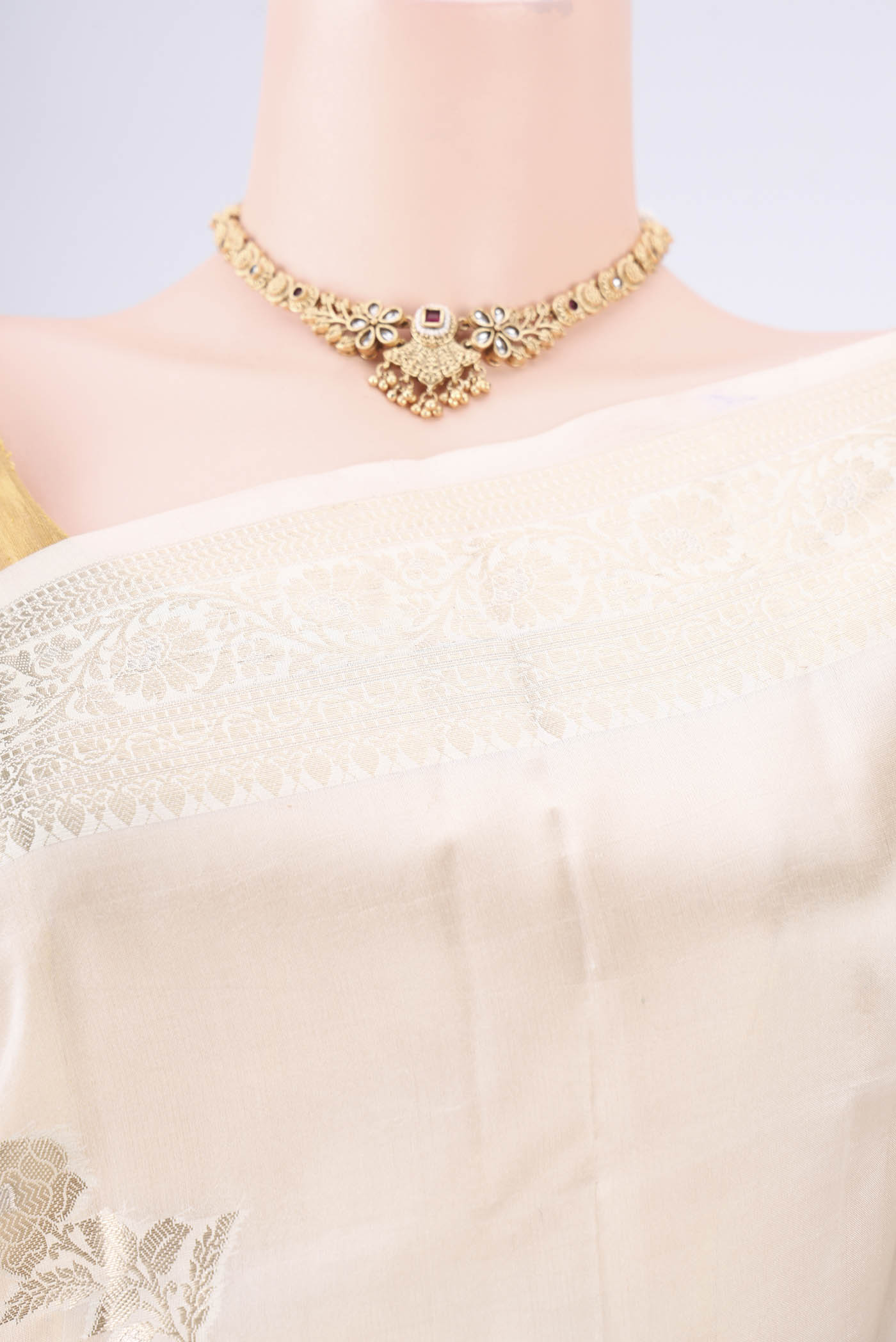 Border image of Off White Banarasi Raw Silk Saree with Zari Butta on the body and Zari Border. 