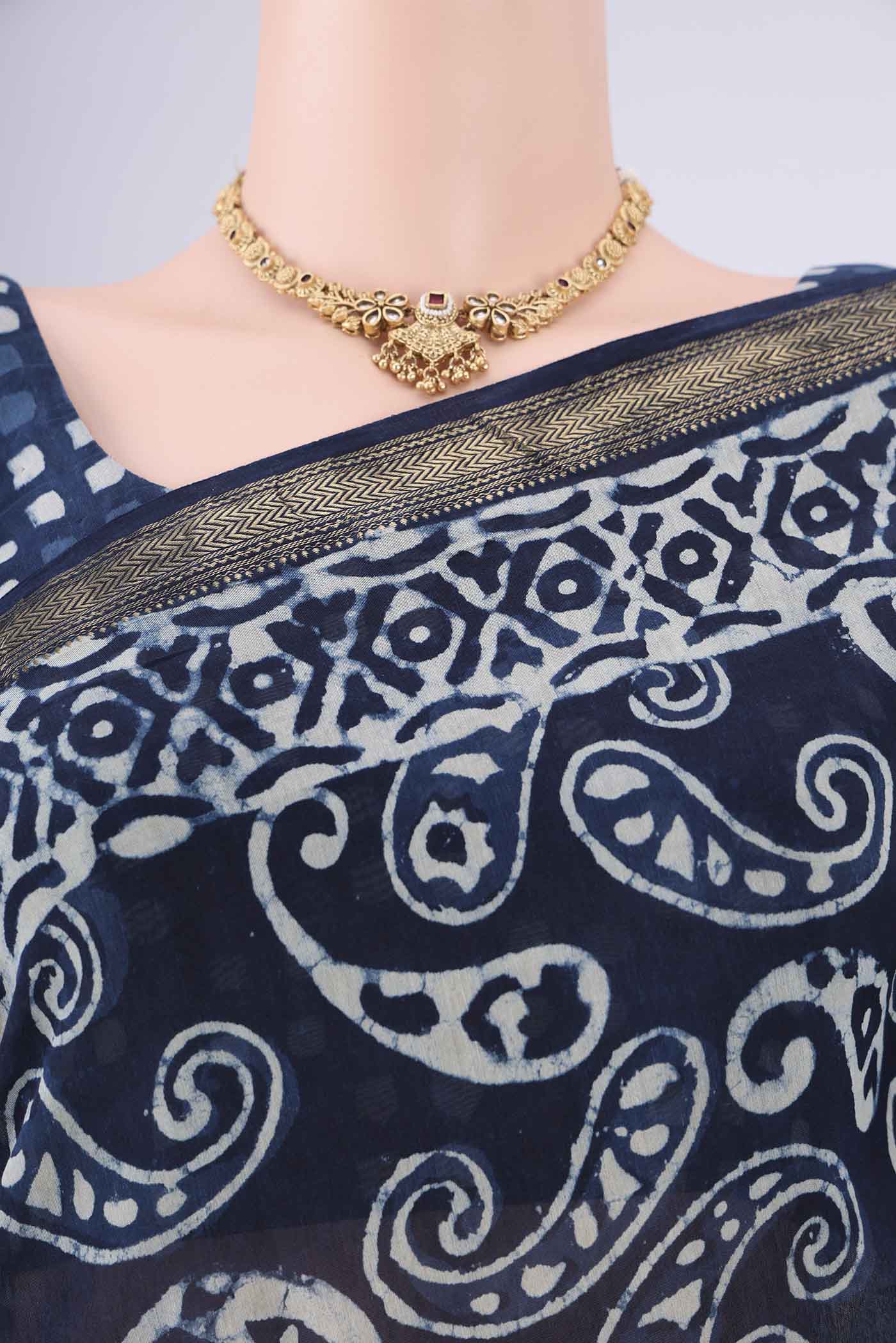 Border image of Indigo Maheshwari Silk Cotton Saree with Batik Print on the body and Zari Border. 