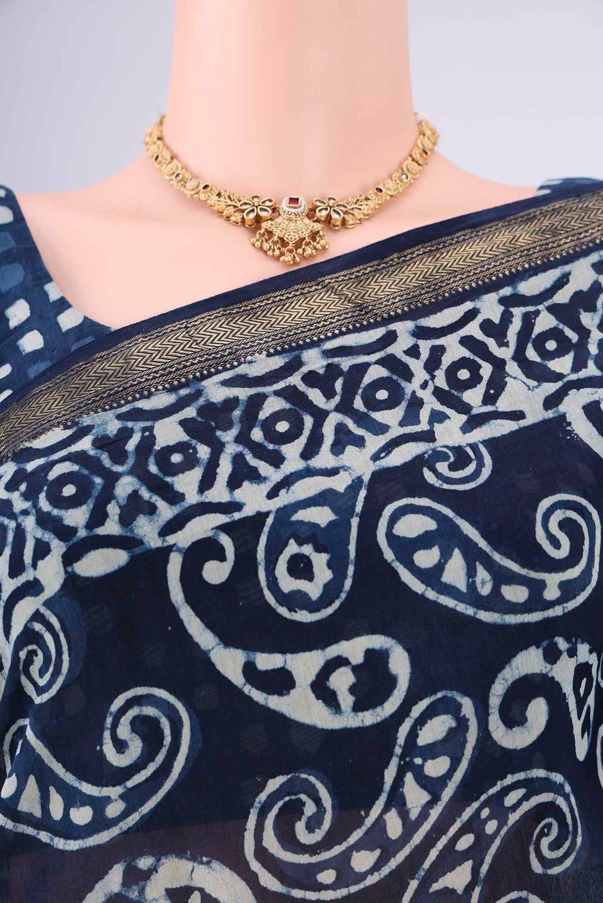 Border image of Indigo Maheshwari Silk Cotton Saree with Batik Print on the body and Zari Border. 