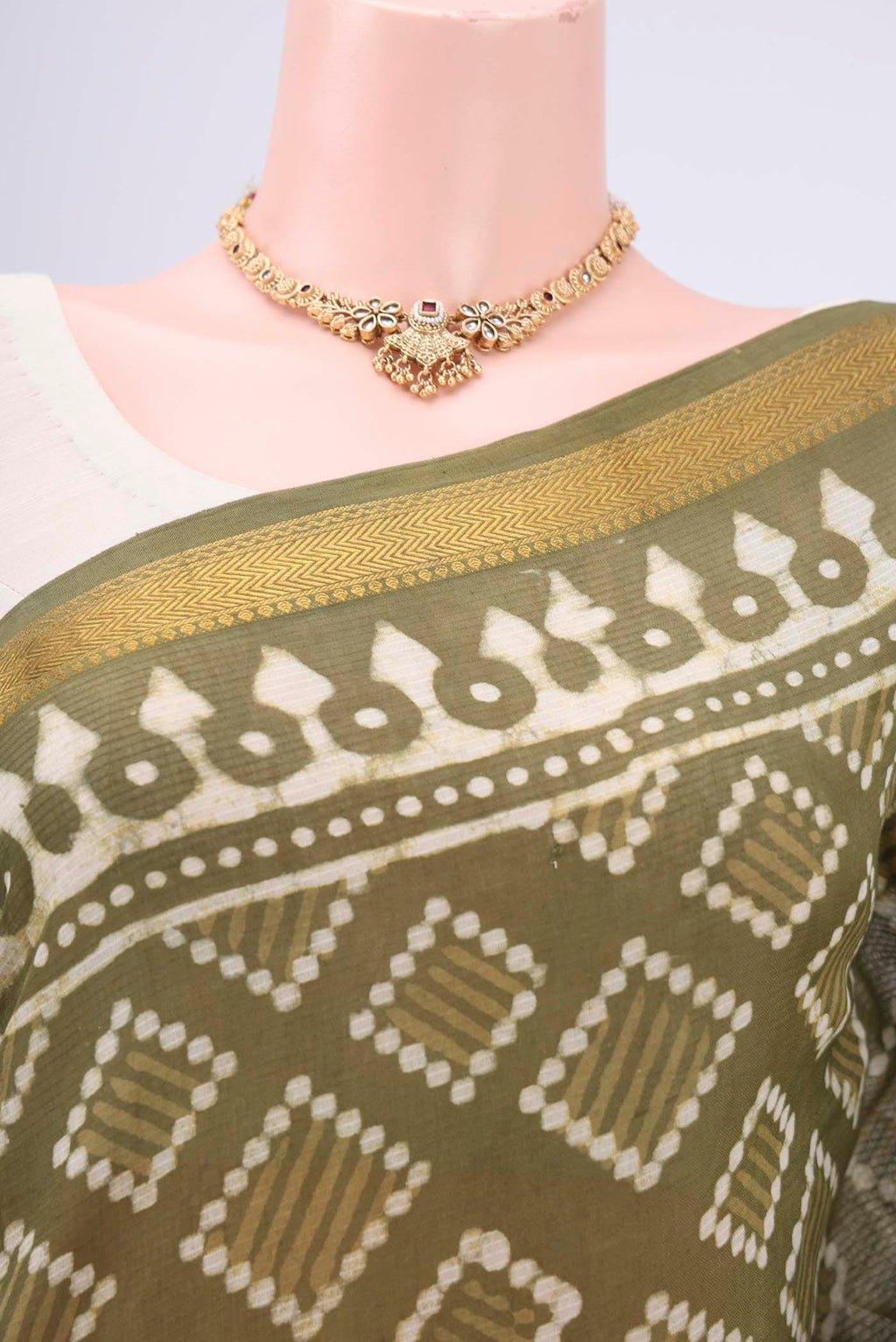 Border image of Mehandi Green Maheshwari Silk Cotton Saree with Batik Print on the body and Zari Border. 