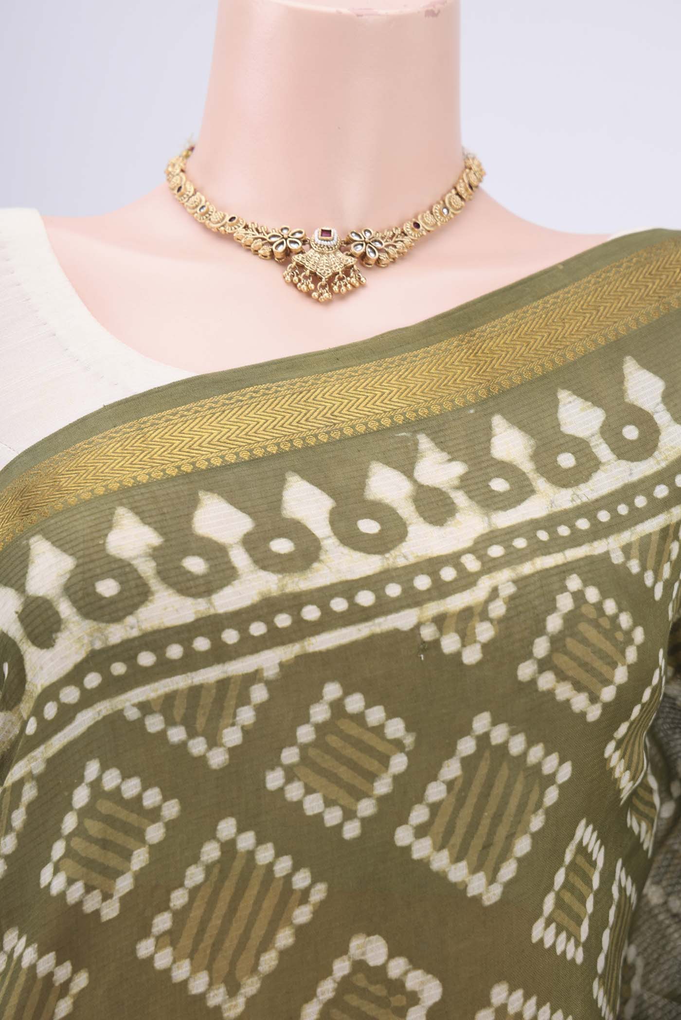 Border image of Mehandi Green Maheshwari Silk Cotton Saree with Batik Print on the body and Zari Border. 