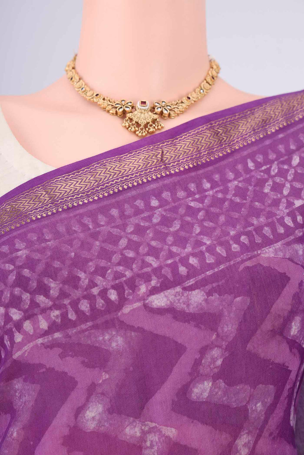 Border image of Magenta Maheshwari Silk Cotton Saree with Batik Print on the body and Zari Border. 