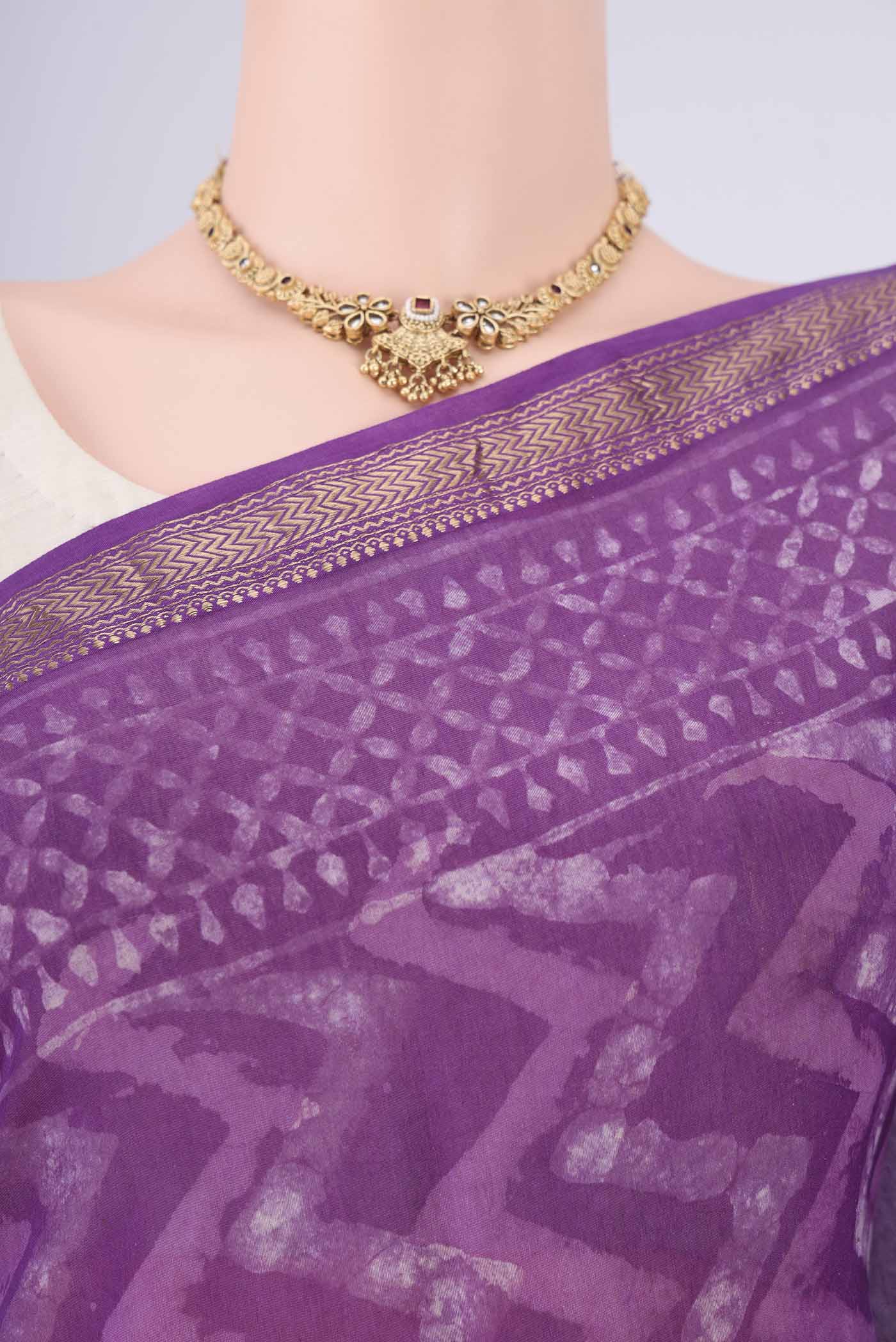 Border image of Magenta Maheshwari Silk Cotton Saree with Batik Print on the body and Zari Border. 