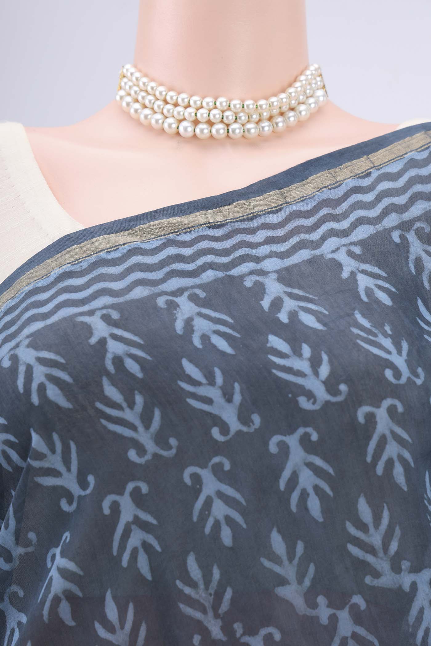 Border image of Blue Grey Maheshwari Silk Cotton Saree with Batik Print on the body and Zari Border. 