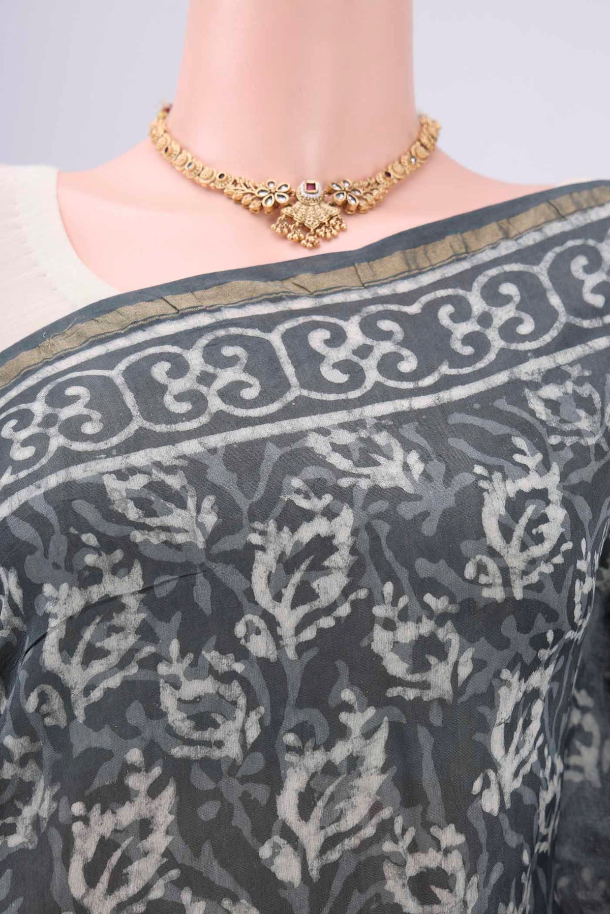 Border image of Davys Grey Maheshwari Silk Cotton Saree with Batik Print on the body and Zari Border. 