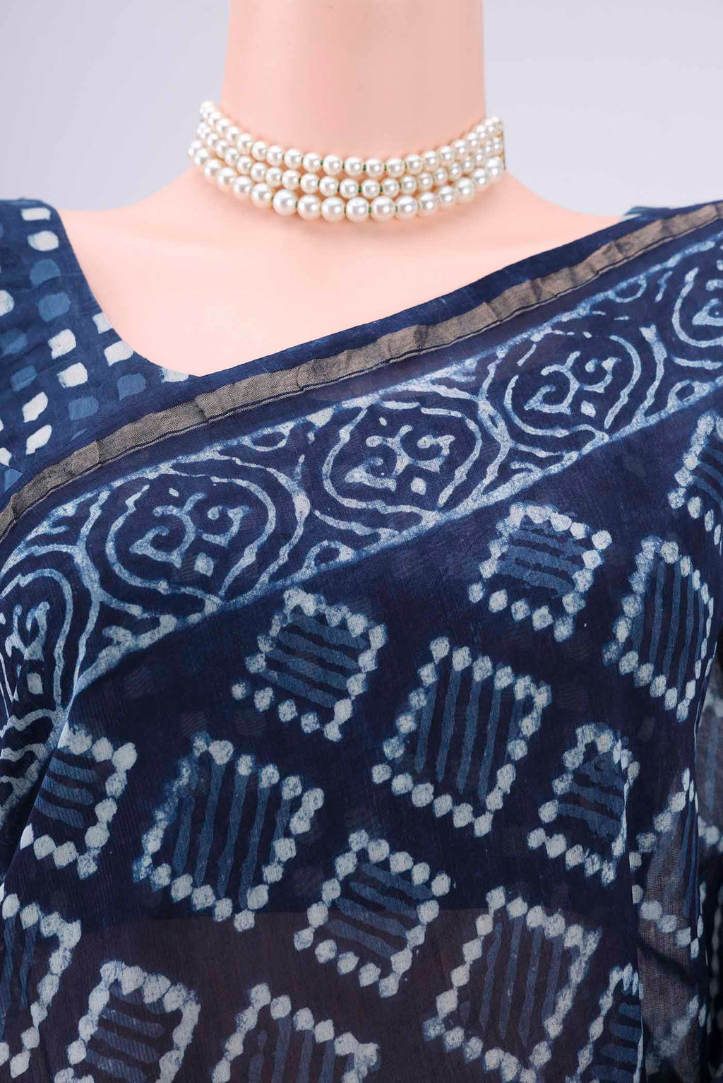 Border image of Indigo Maheshwari Silk Cotton Saree with Batik Print on the body and Zari Border. 