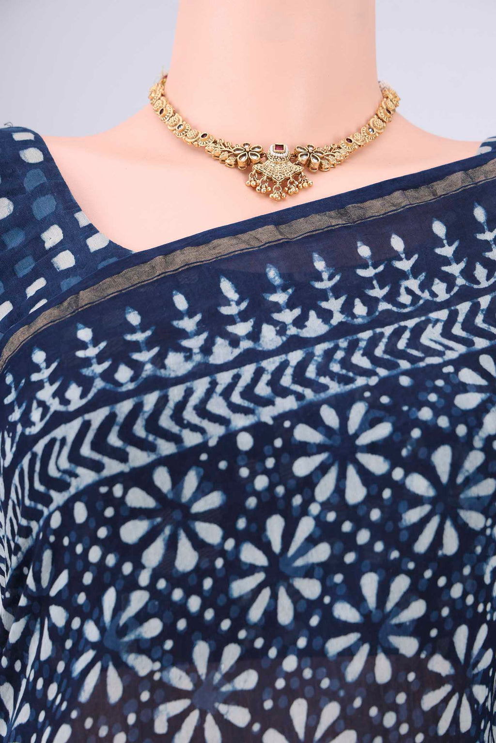 Border image of Indigo Maheshwari Silk Cotton Saree with Batik Print on the body and Zari Border. 