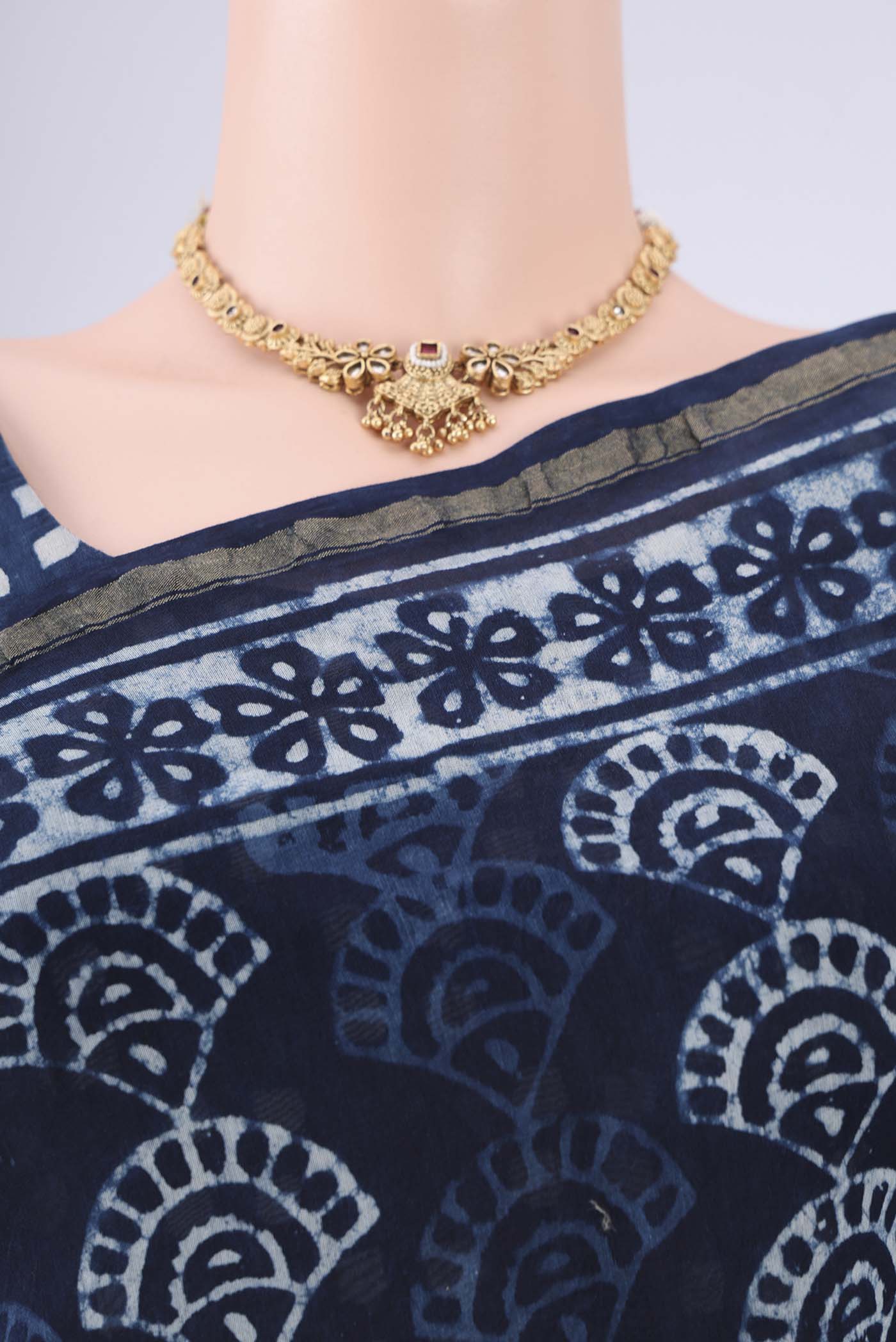 Border image of Indigo Maheshwari Silk Cotton Saree with Batik Print on the body and Zari Border. 