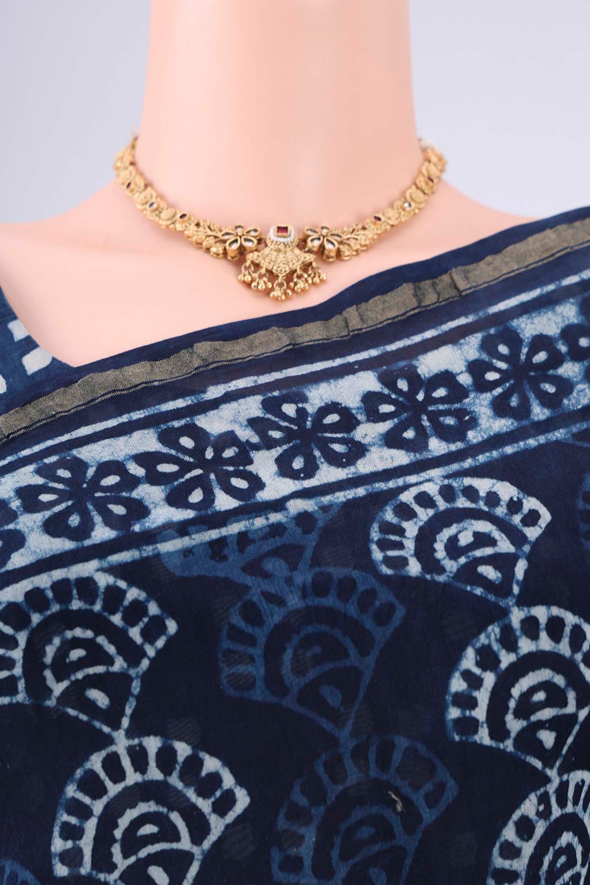Border image of Indigo Maheshwari Silk Cotton Saree with Batik Print on the body and Zari Border. 