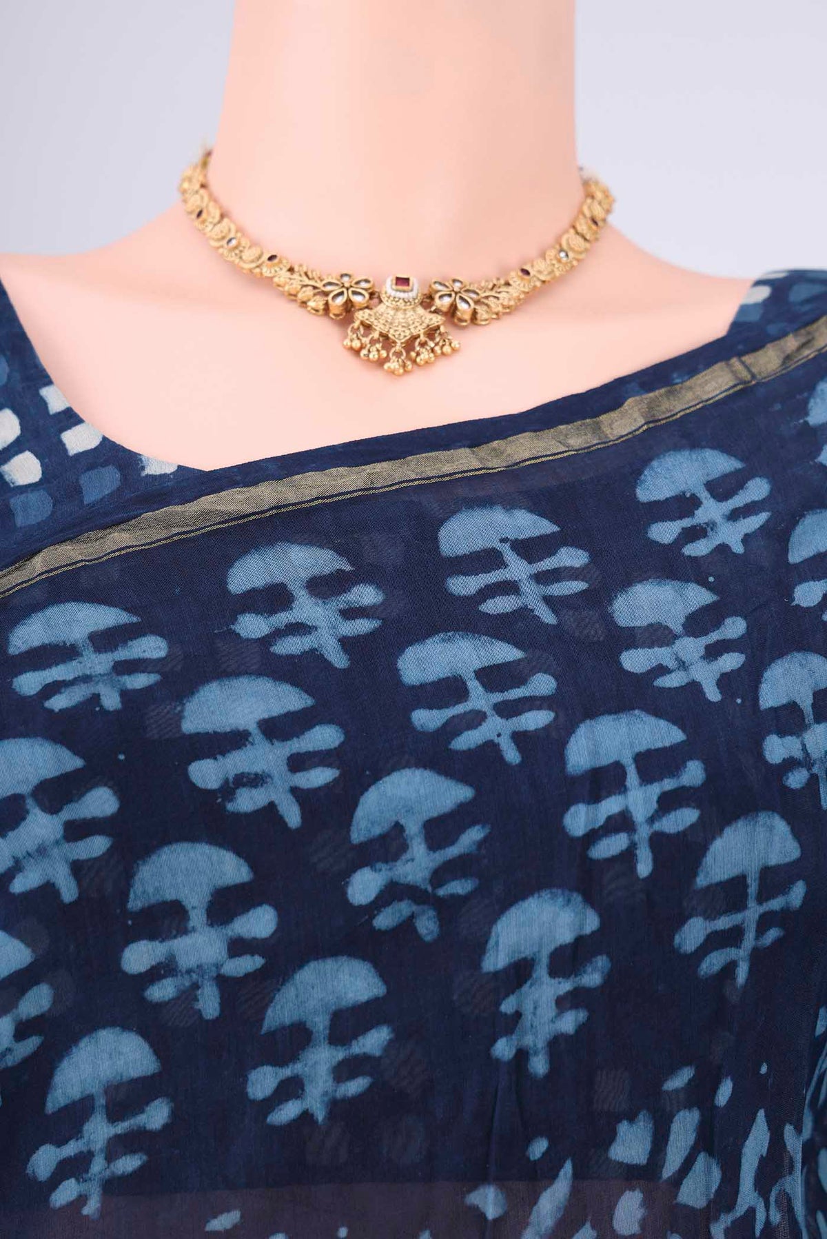 Border image of Indigo Maheshwari Silk Cotton Saree with Batik Print on the body and Zari Border. 