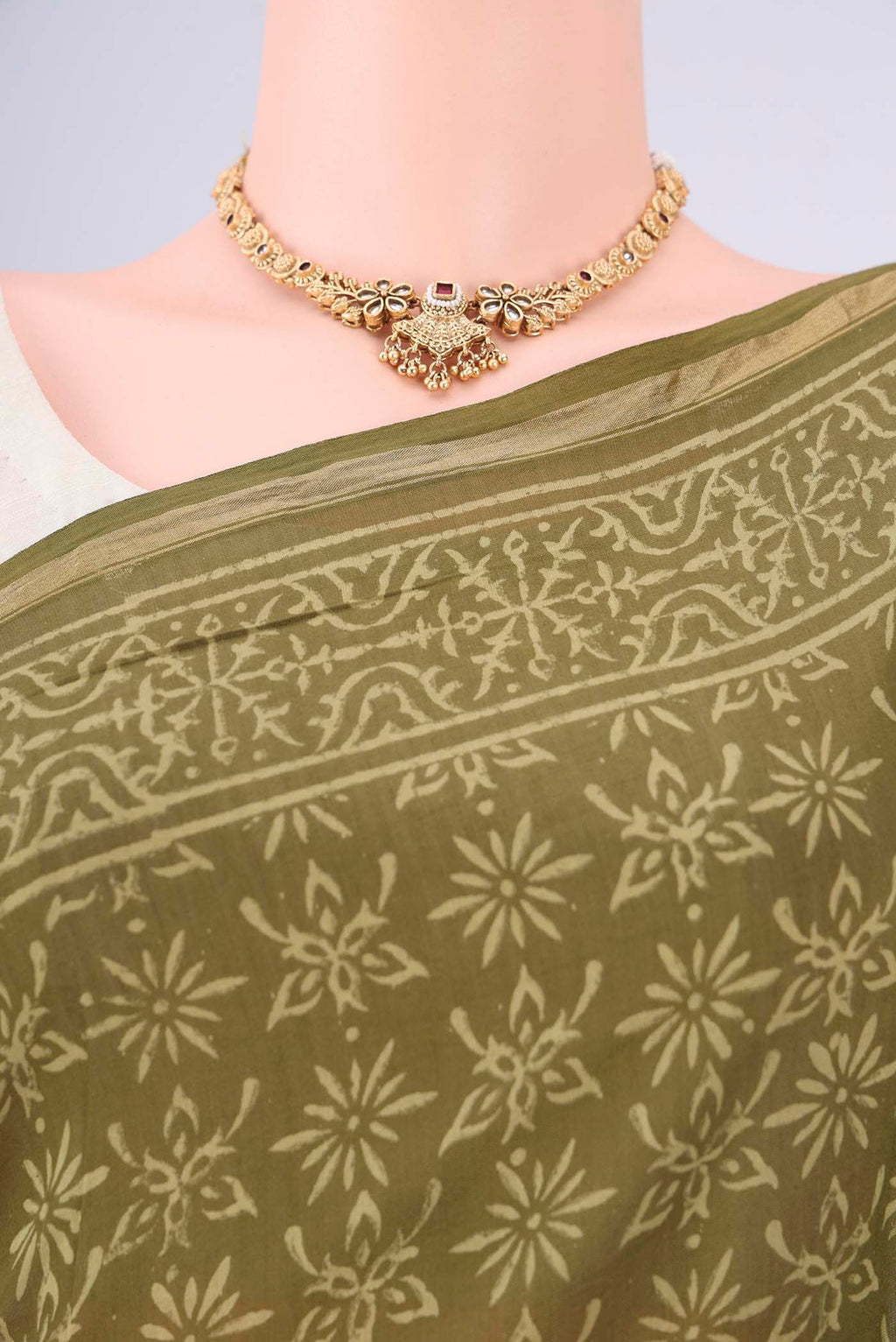 Border image of Mehandi Green Maheshwari Silk Cotton Saree with Batik Print on the body and Zari Border. 