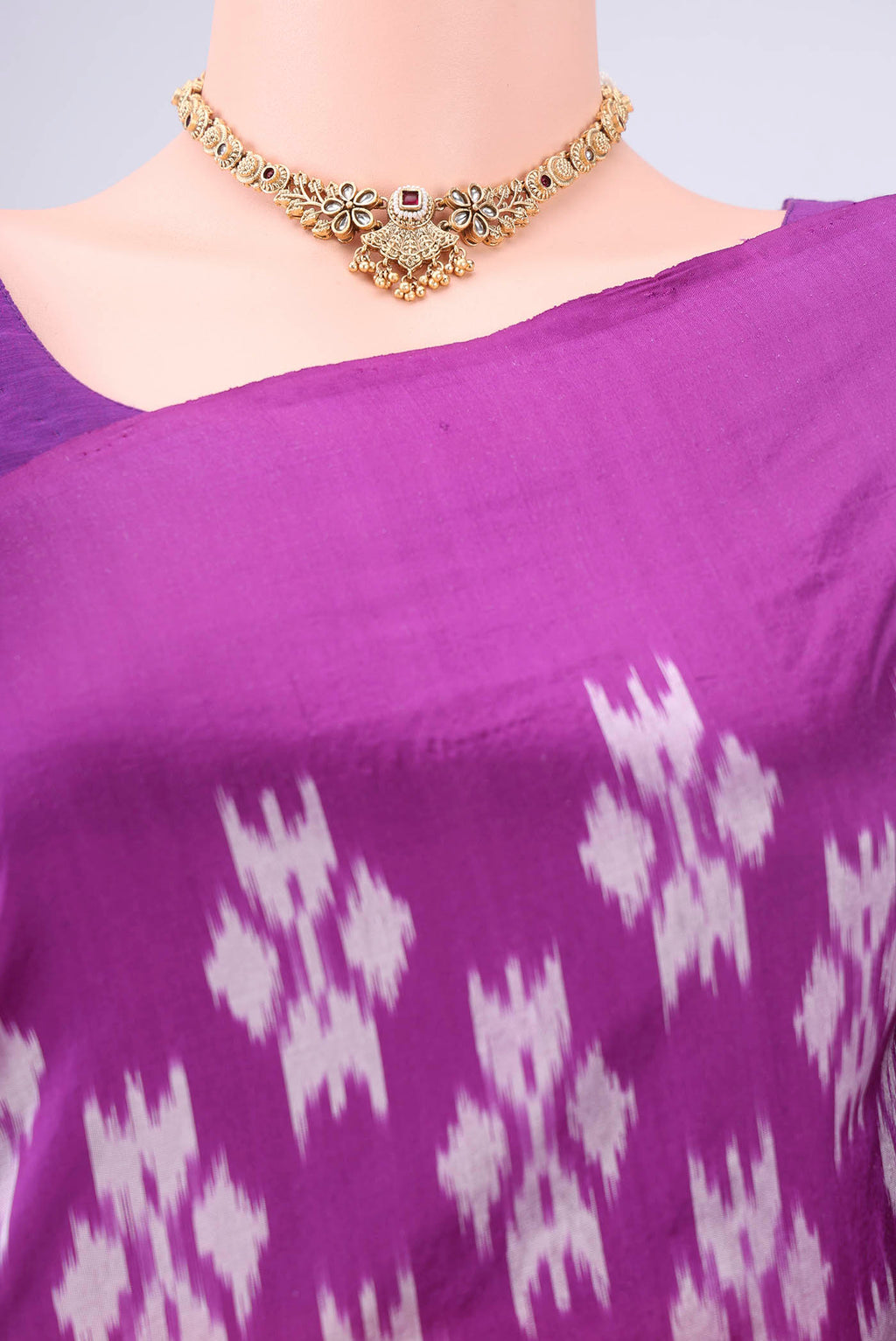 Border image of Violet Pochampally Silk Saree with Ikat design on the body and Plain Border. 