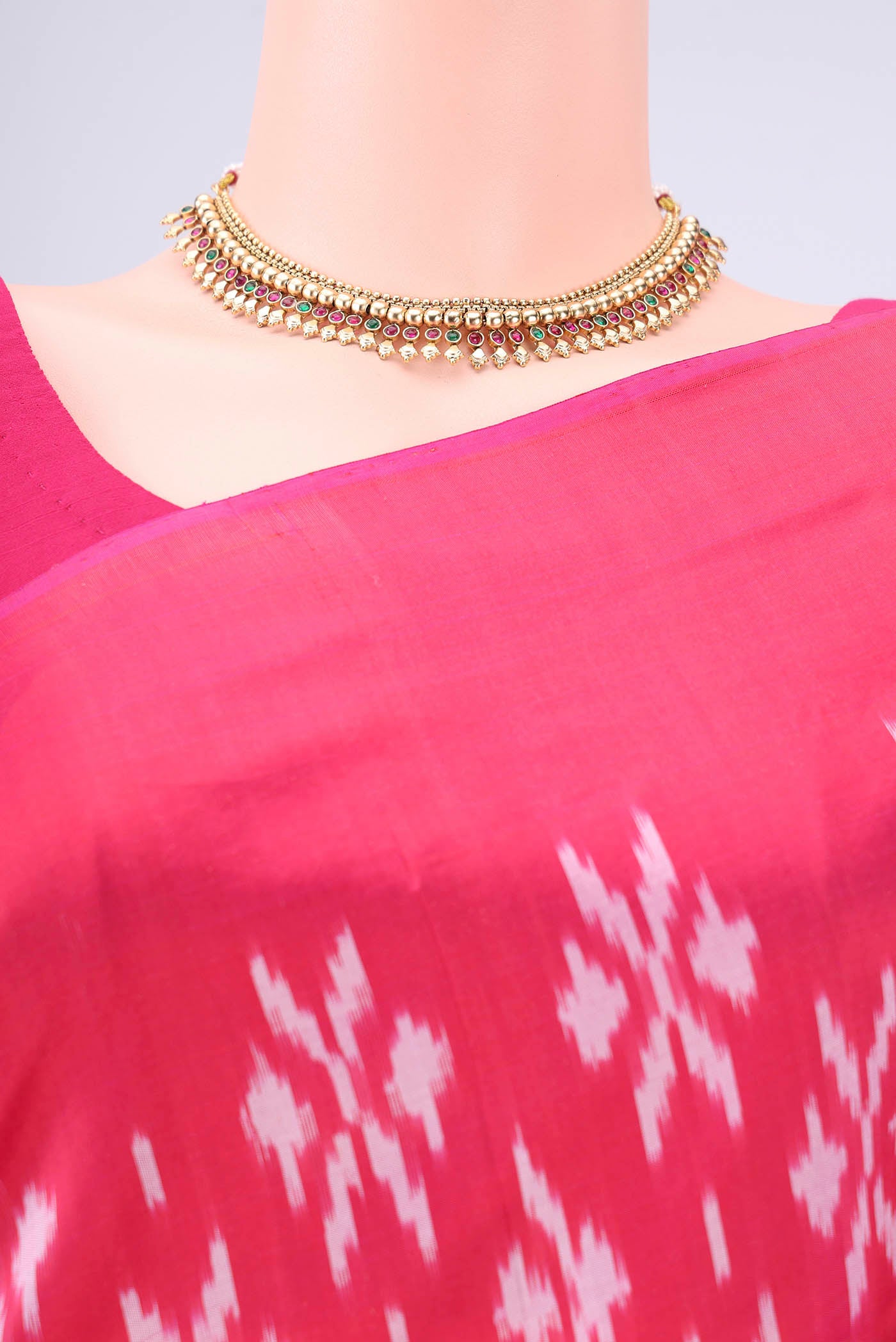 Border image of Rani Pink Pochampally Silk Saree with Checked design on the body and Plain Border. 