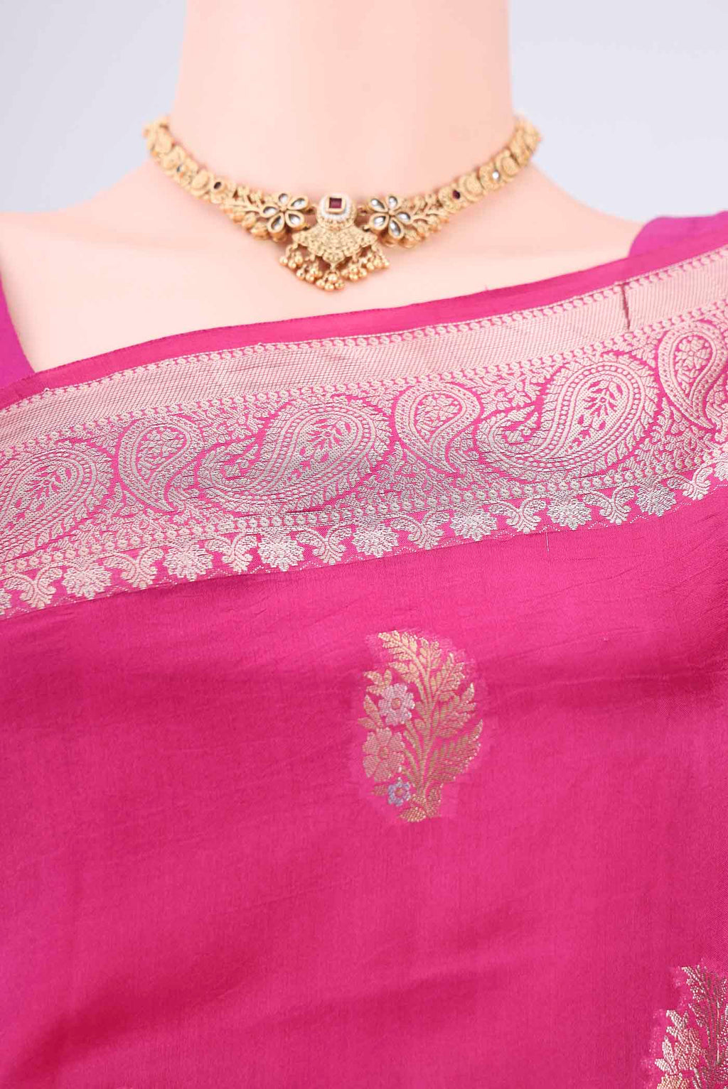Border image of Dark Pink Banarasi Raw Silk Saree with Zari Butta on the body and Zari Border. 