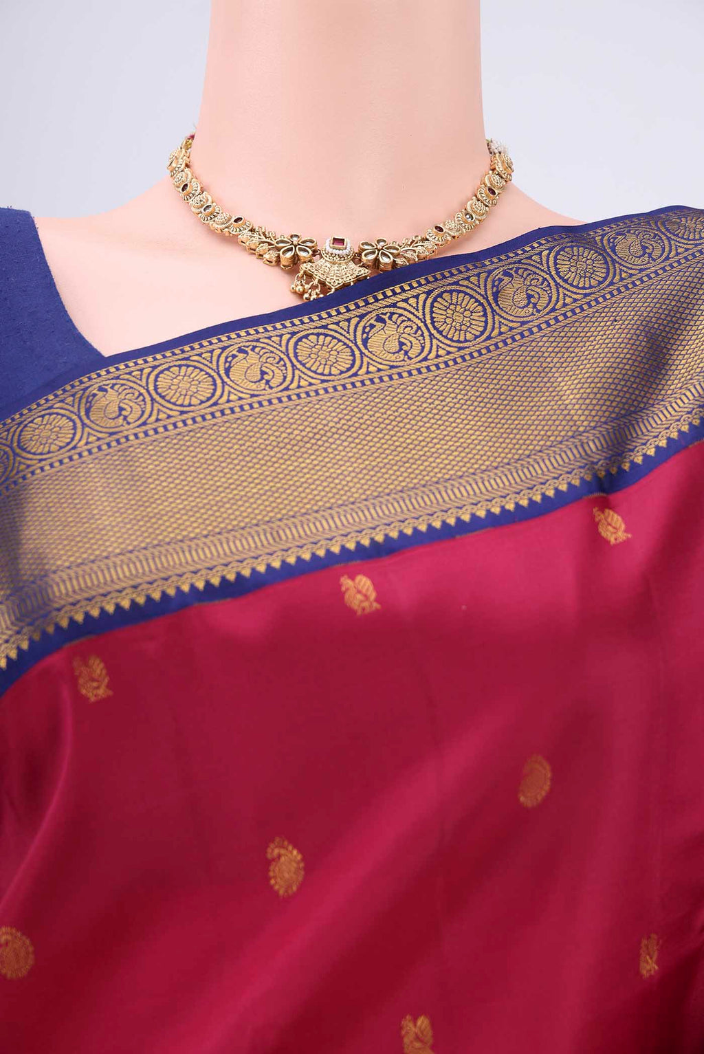 Border image of Dark Pink Kanjivaram Silk Saree with Zari Butta on the body and Zari Border. 