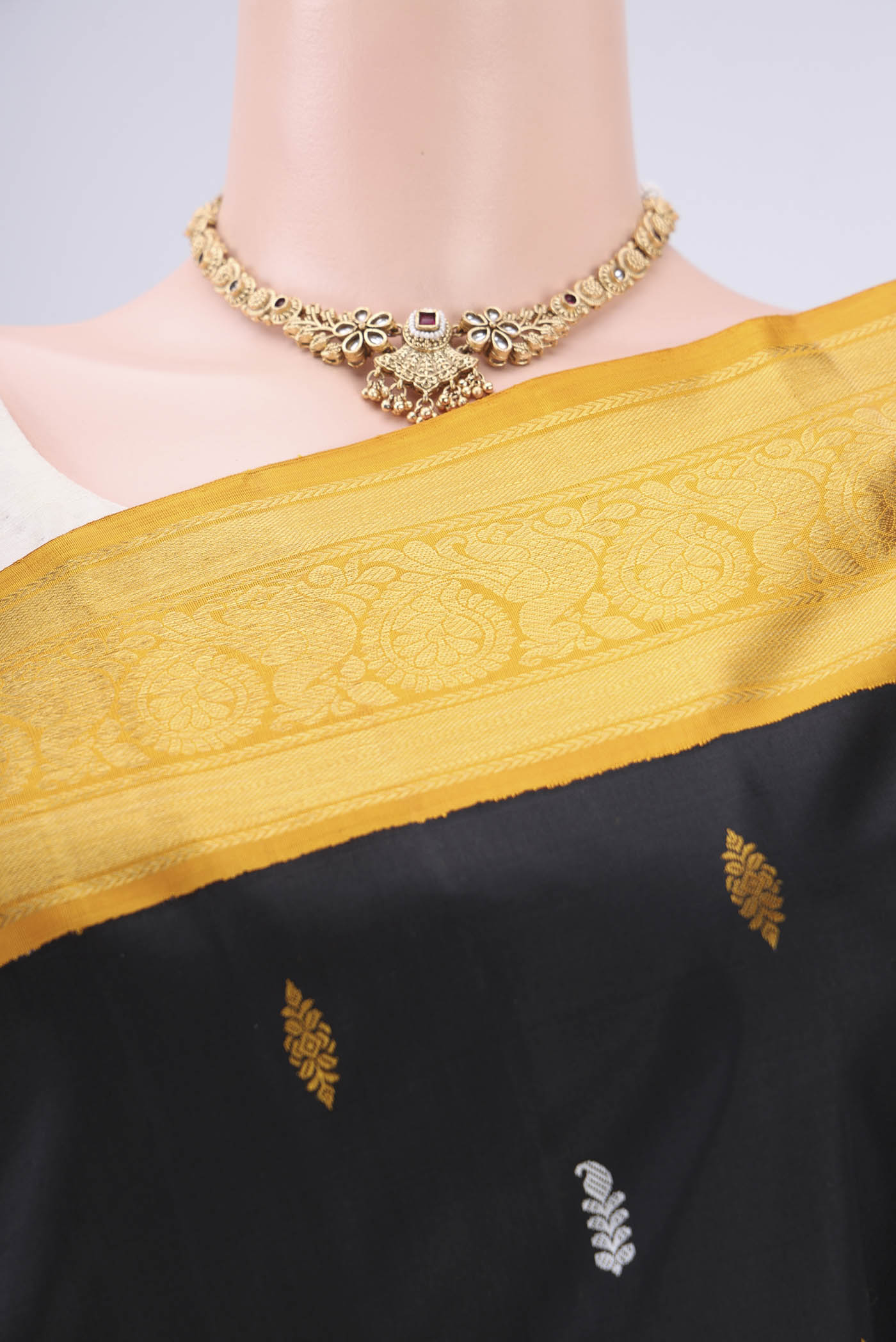 Border image of Black Dual Tone Kanjivaram Silk Saree with Plain Body and Ganga Jamuna Border. 