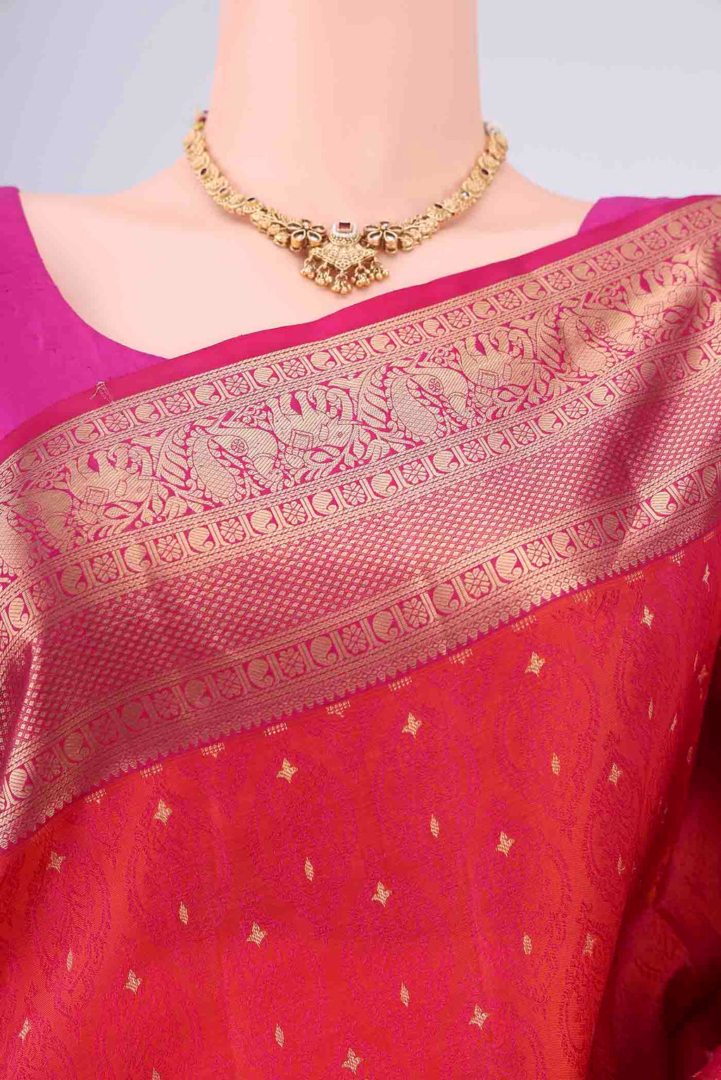 Border image of Dark Pink Dual Tone Soft Silk Saree with Jacquard With Zari Butta on the body and Zari Border. 