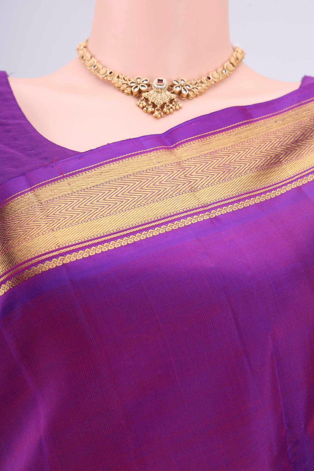 Border image of Pure Silk Pure Zari Purple Dual Tone Kanchipuram Saree with Zari Butta on the body and Zari Border. 